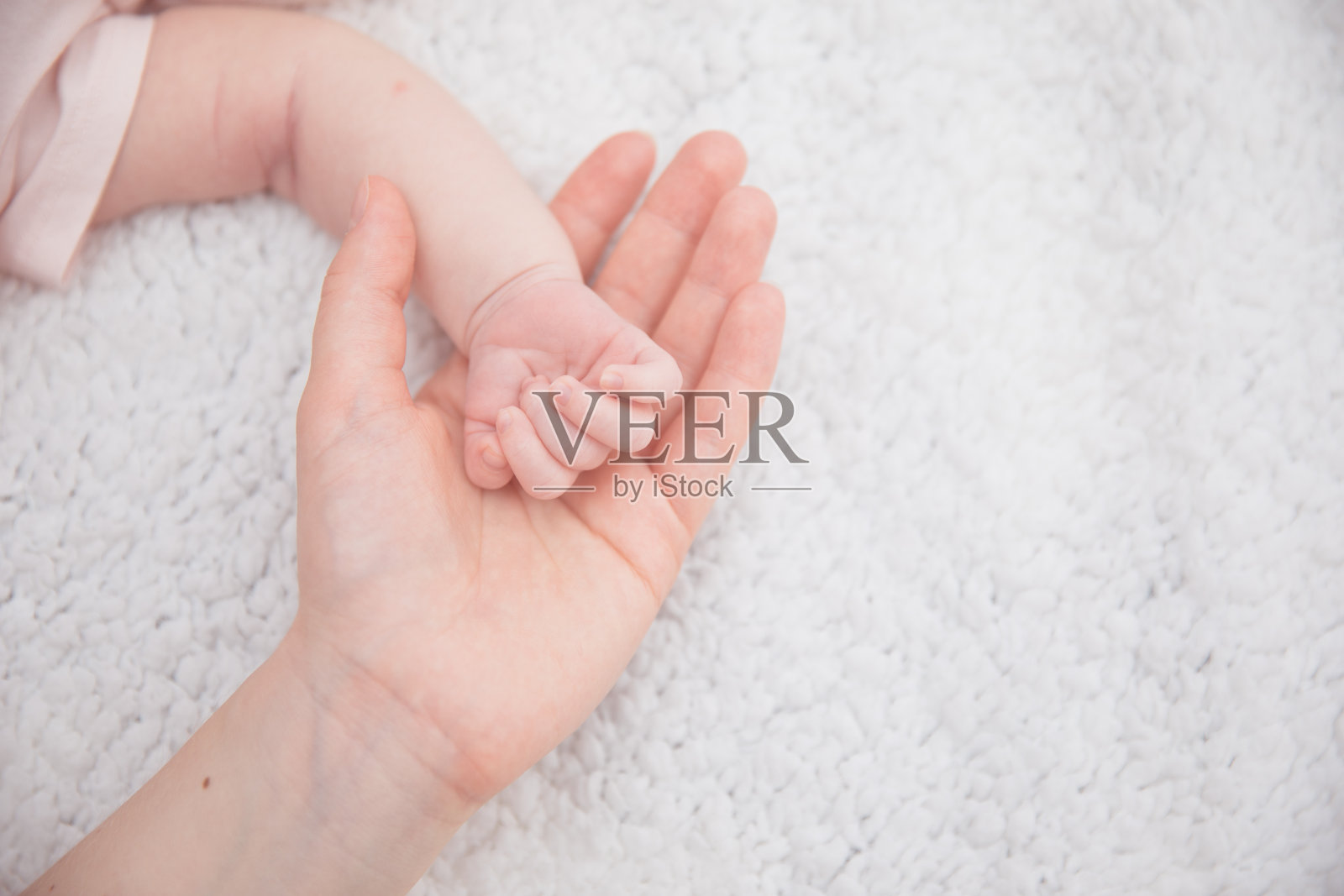 新生婴儿的脚和腿，复制空间照片摄影图片