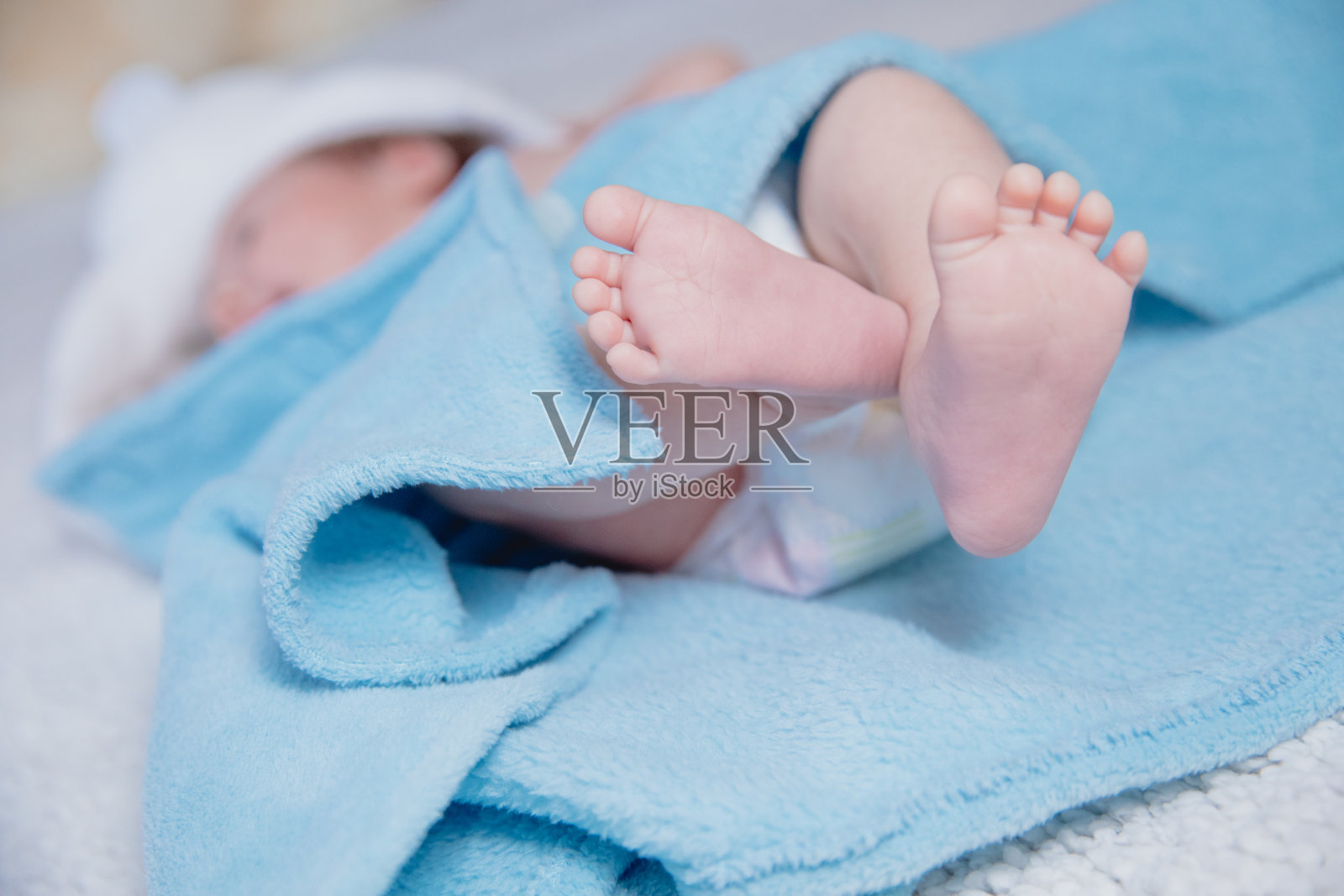 新生儿的脚在女性手上的特写照片摄影图片