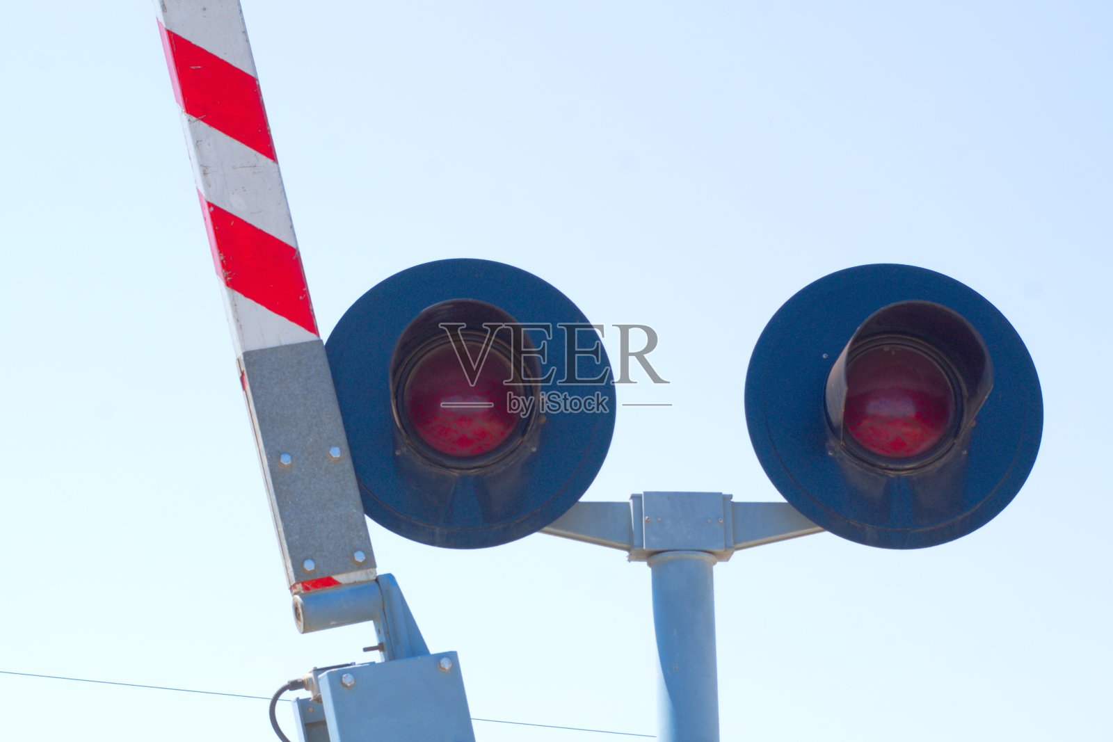 指示平交道口的交通灯表示火车通过的温暖照片摄影图片