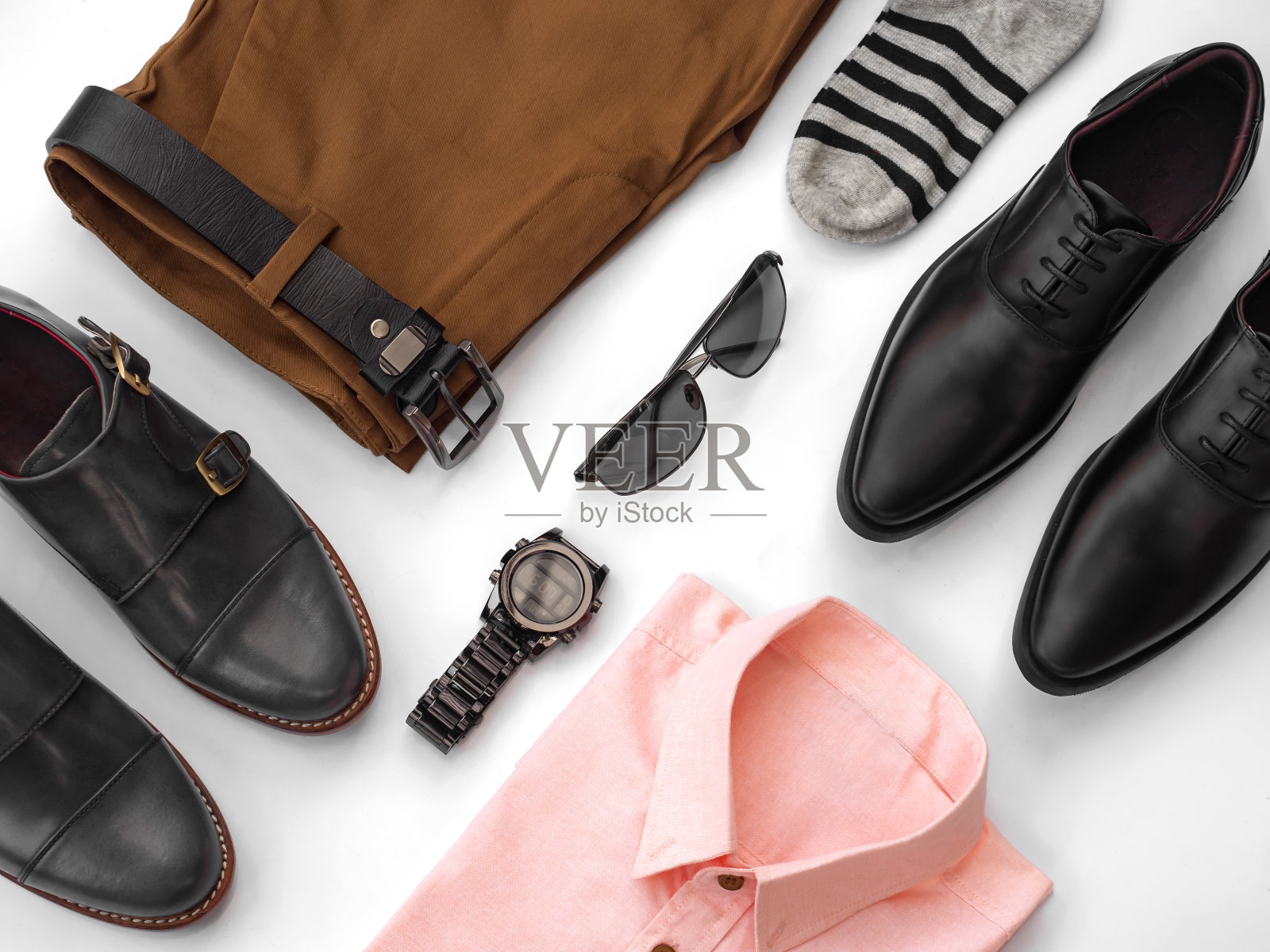 男士时尚休闲服装设置和配件在木制的背景。俯视图照片摄影图片