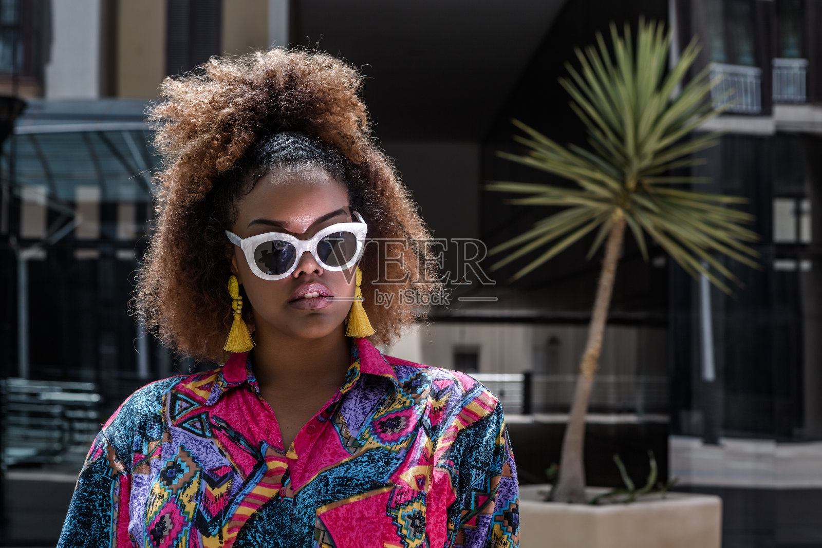 穿着时髦衣服的严肃的少数民族妇女照片摄影图片