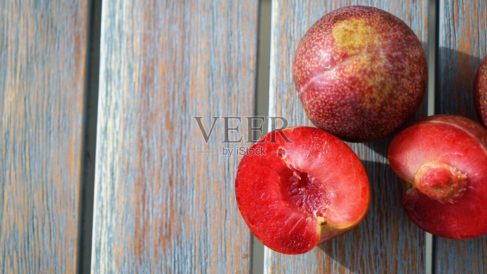 木质背景上的红梅照片摄影图片