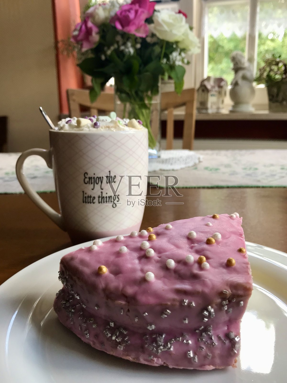 五彩缤纷的家庭烘焙粉和少女生日蛋糕装饰紫色和金色的糖果照片摄影图片