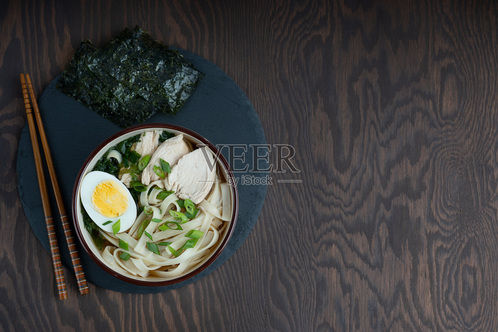 深色木桌上的亚洲拉面汤照片摄影图片