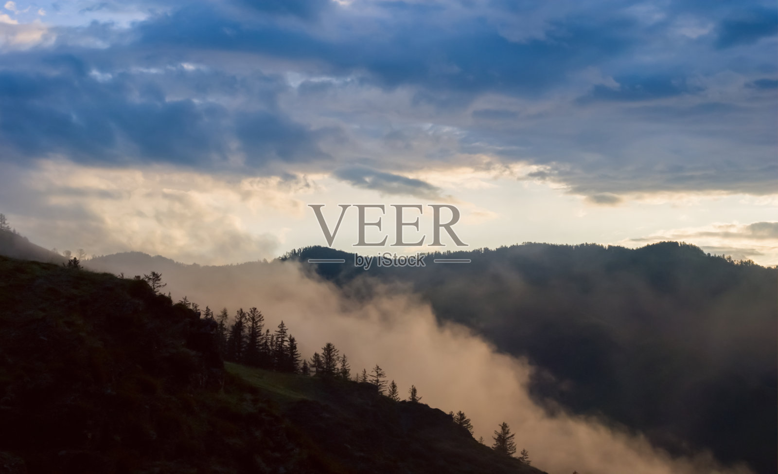 山岭的剪影以薄雾和密云为室外的自然背景照片摄影图片