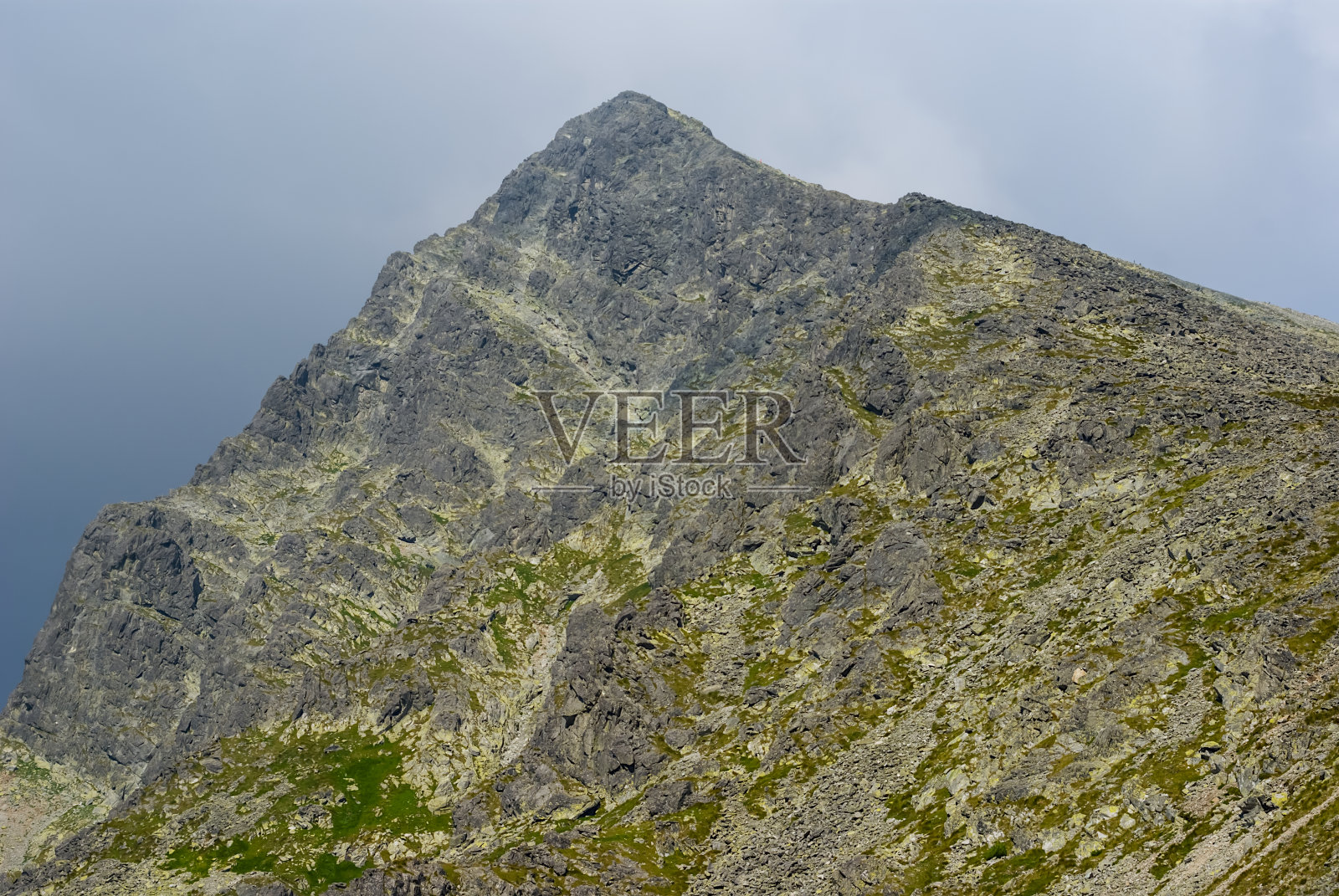 特写krivan山顶在稠密的云照片摄影图片