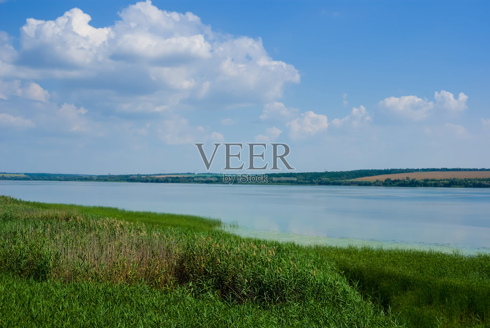 夏天大河宽，天空多云照片摄影图片