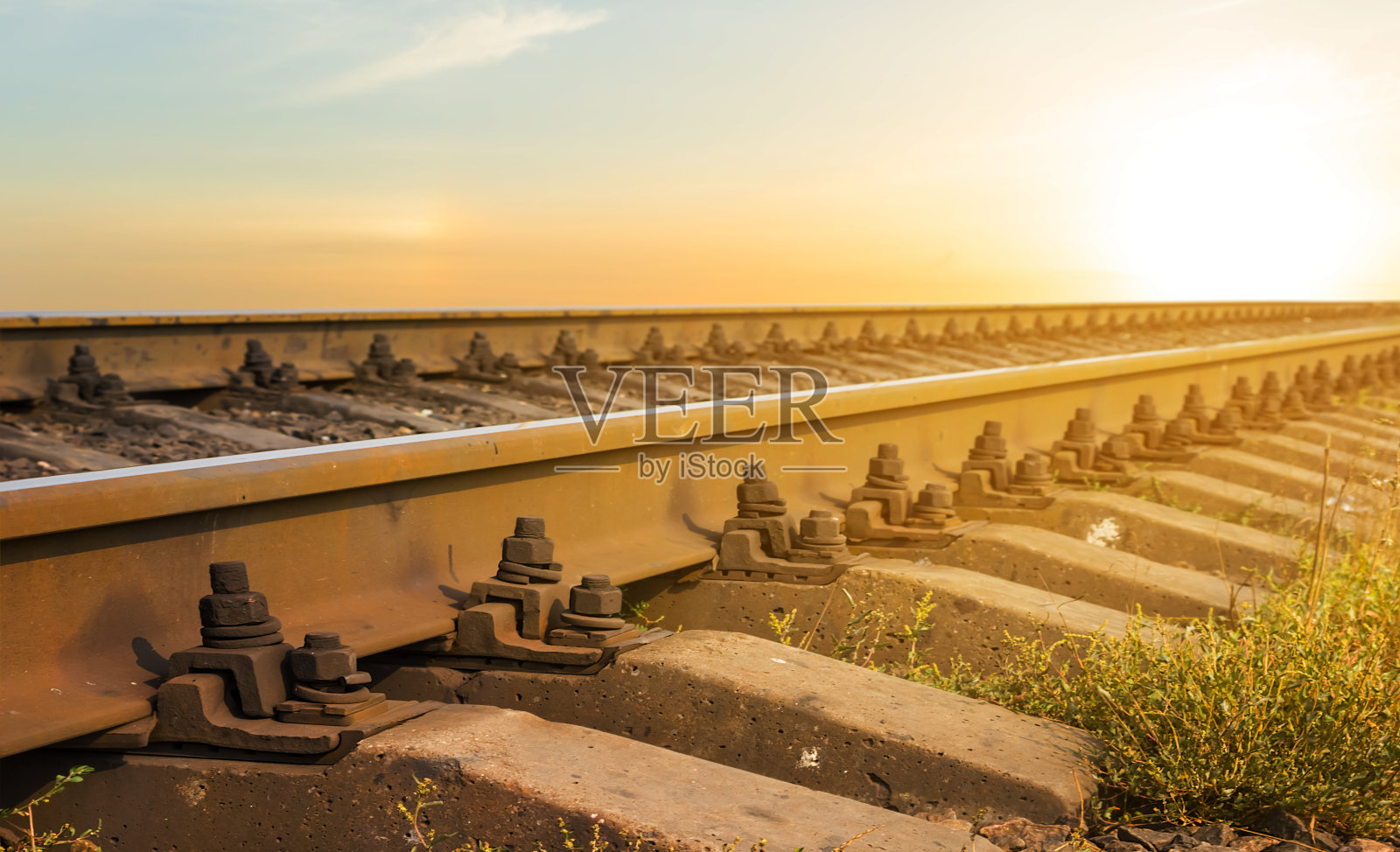 特写铁路在戏剧性的日落照片摄影图片