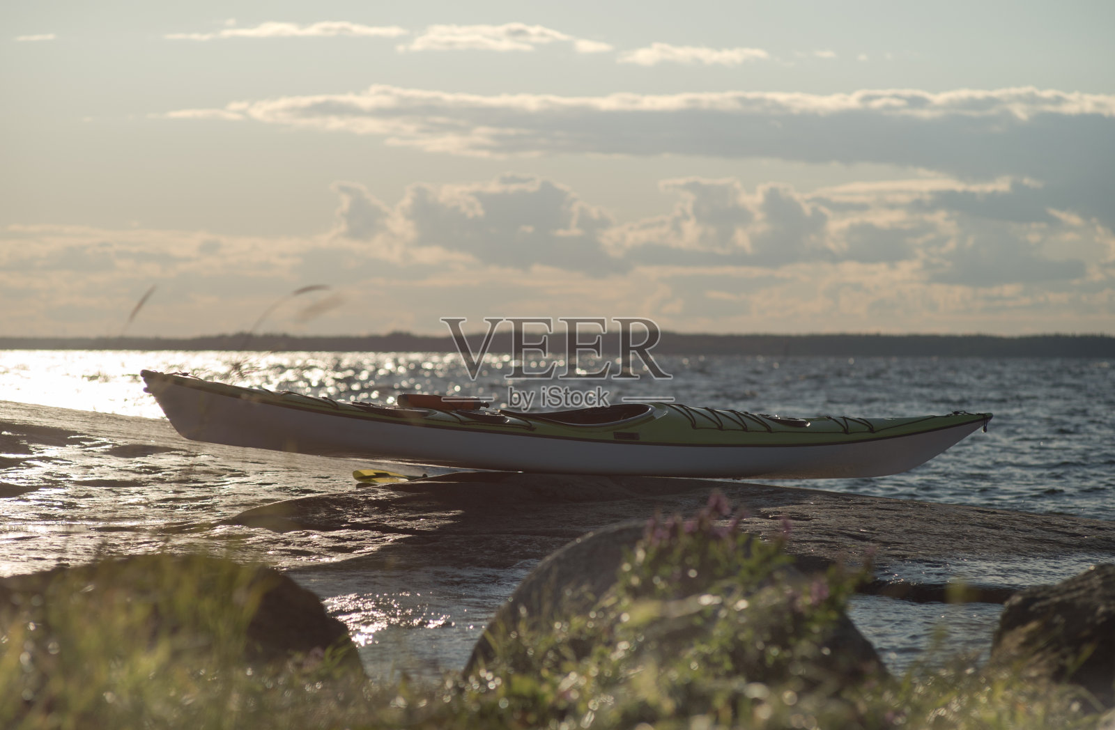 多岩石海岸上的海上皮艇。照片摄影图片