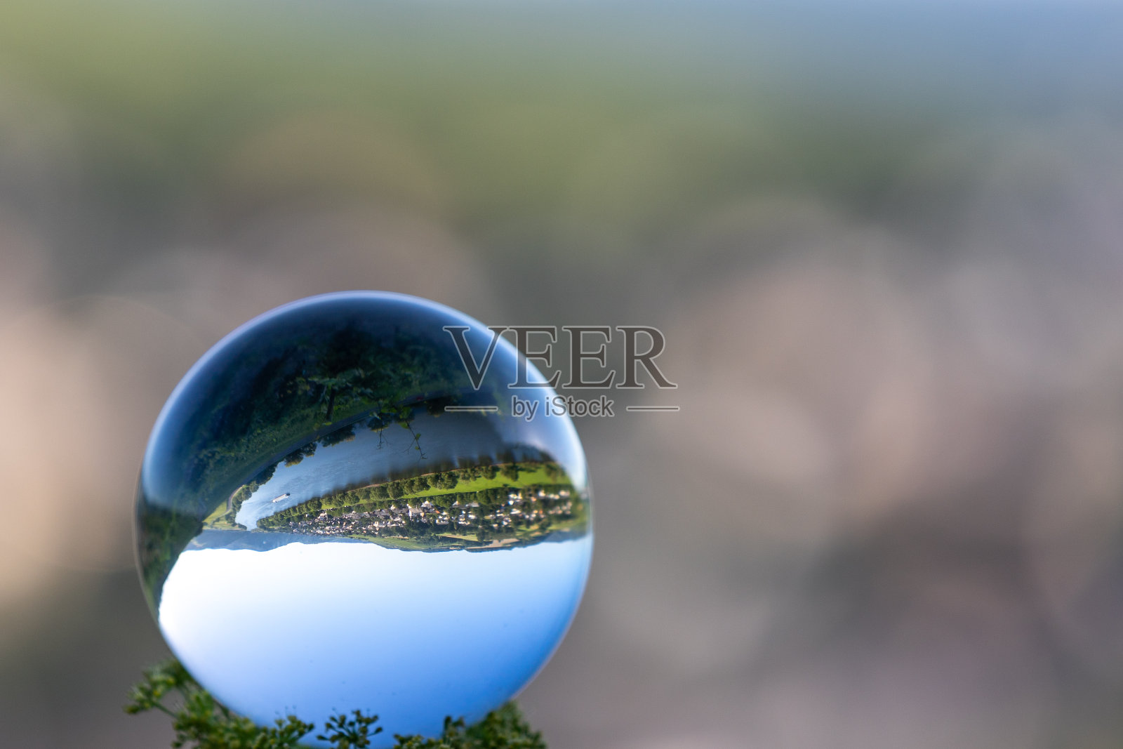 带有景观和散焦背景的水晶球照片摄影图片