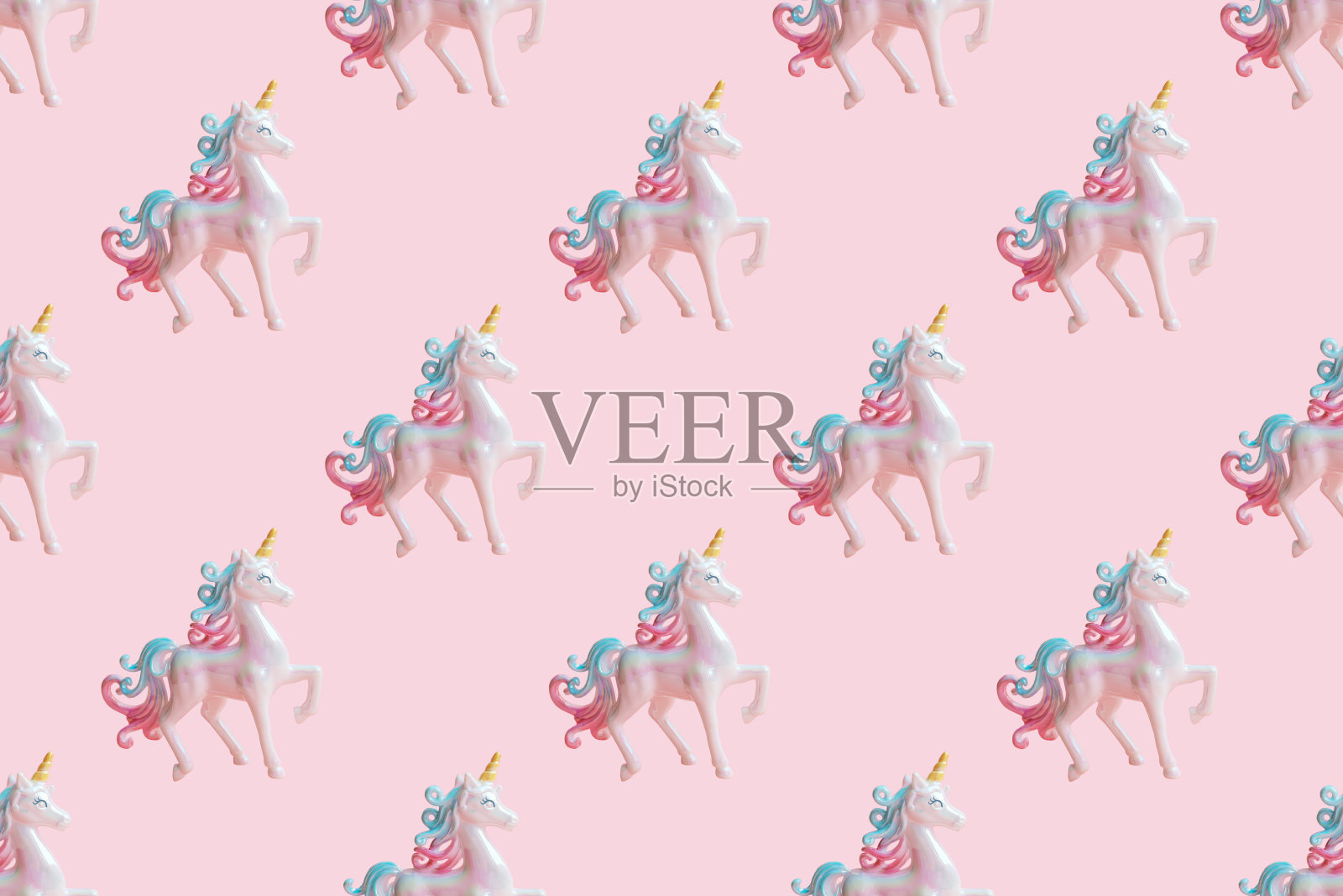 美丽的珍珠独角兽在柔和的粉红色背景上无Samless图案。照片摄影图片