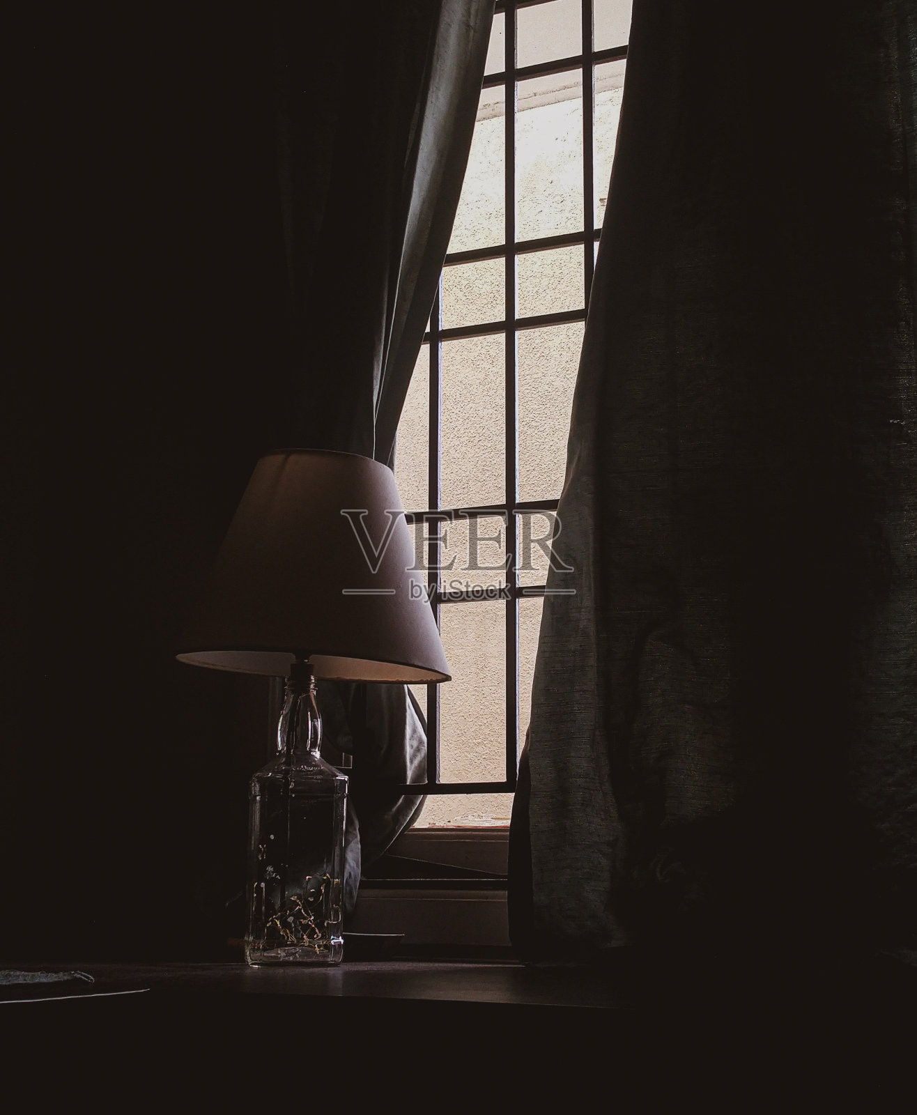 黑暗中的灯照片摄影图片