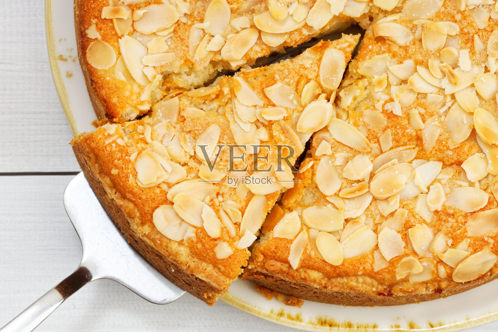 特写自制的醋栗派配杏仁花瓣放在白色木桌上。前视图。照片摄影图片