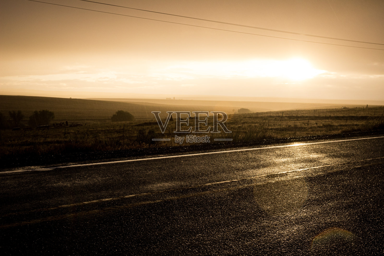 俄勒冈路边阴天暴雨在日落照片摄影图片