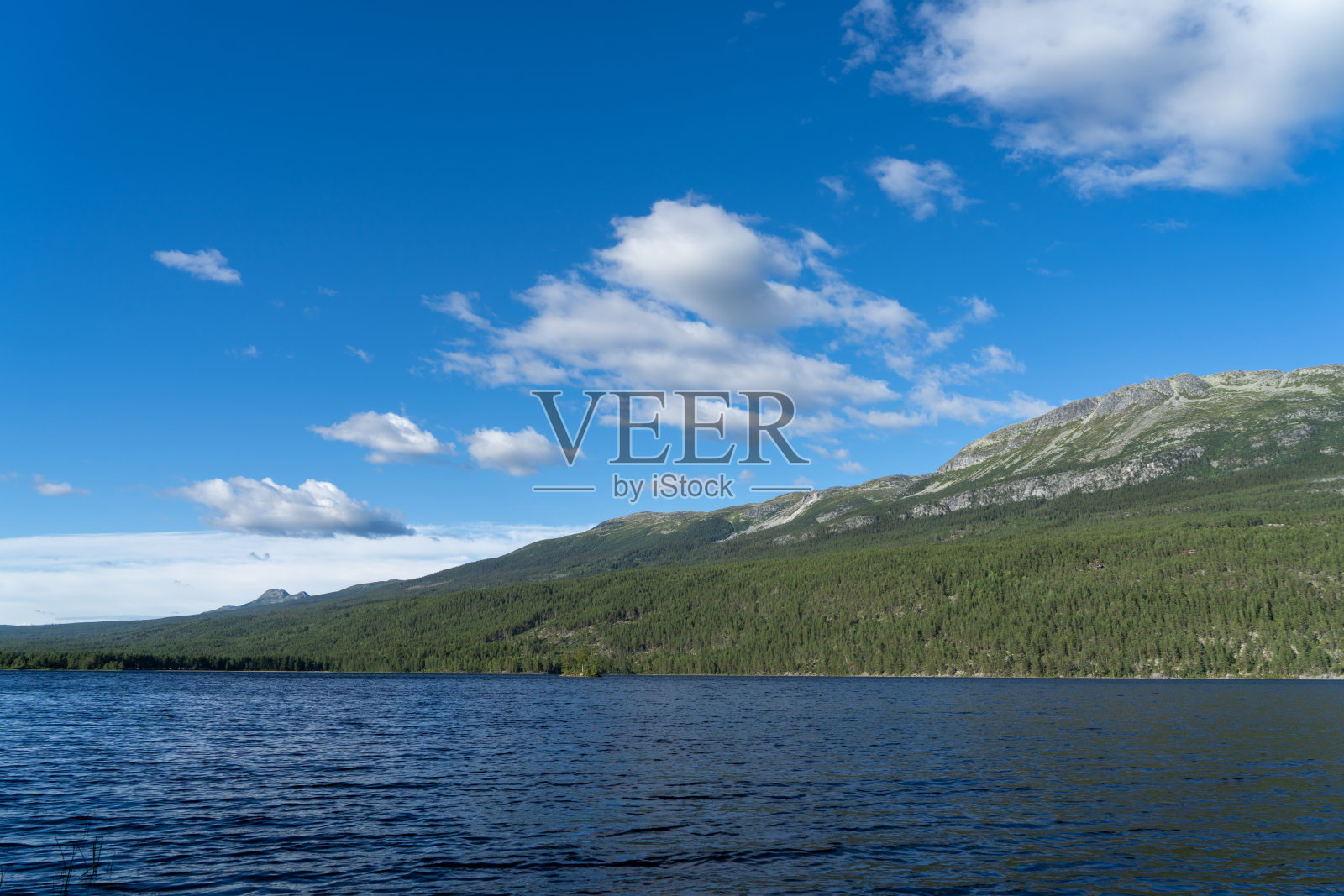 从挪威霍尔马特湖俯瞰布莱夫杰尔山脉照片摄影图片