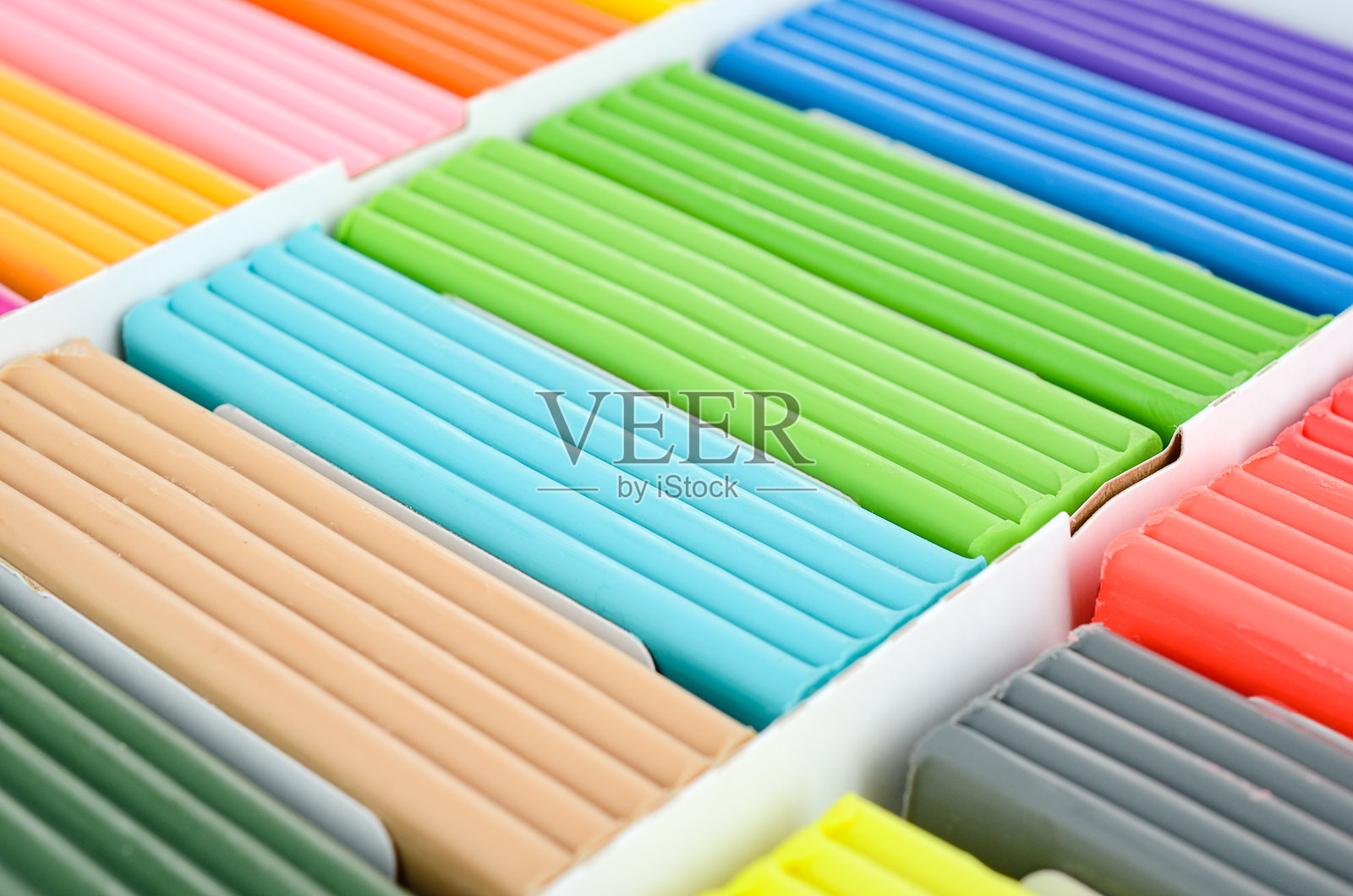 一套明亮的新橡皮泥特写。彩色漂亮的橡皮泥，适合发展孩子的精细运动技能。学校笔记本的想法。学校概念和9月1日照片摄影图片