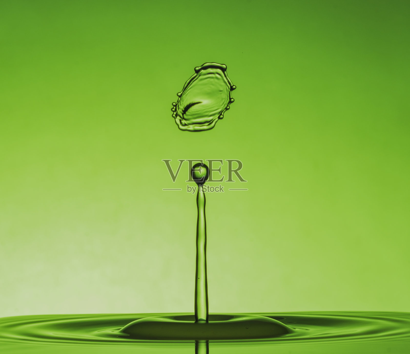 水滴碰撞微距摄影与绿色背景照片摄影图片
