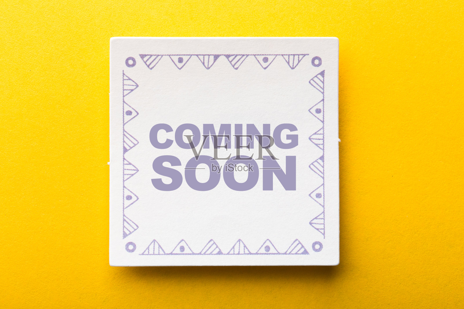 即将到来的黄色背景标签照片摄影图片