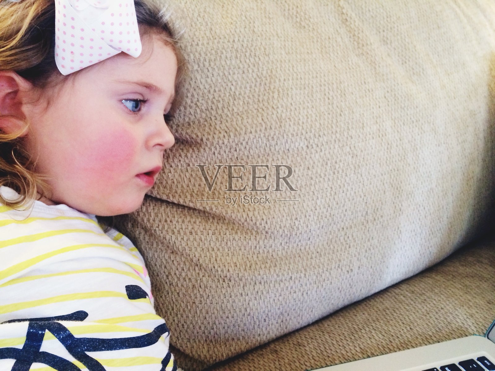 年轻女孩发烧照片摄影图片