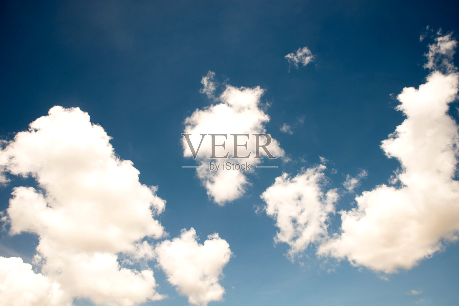 蓝蓝的天空上，乌云和白云照片摄影图片