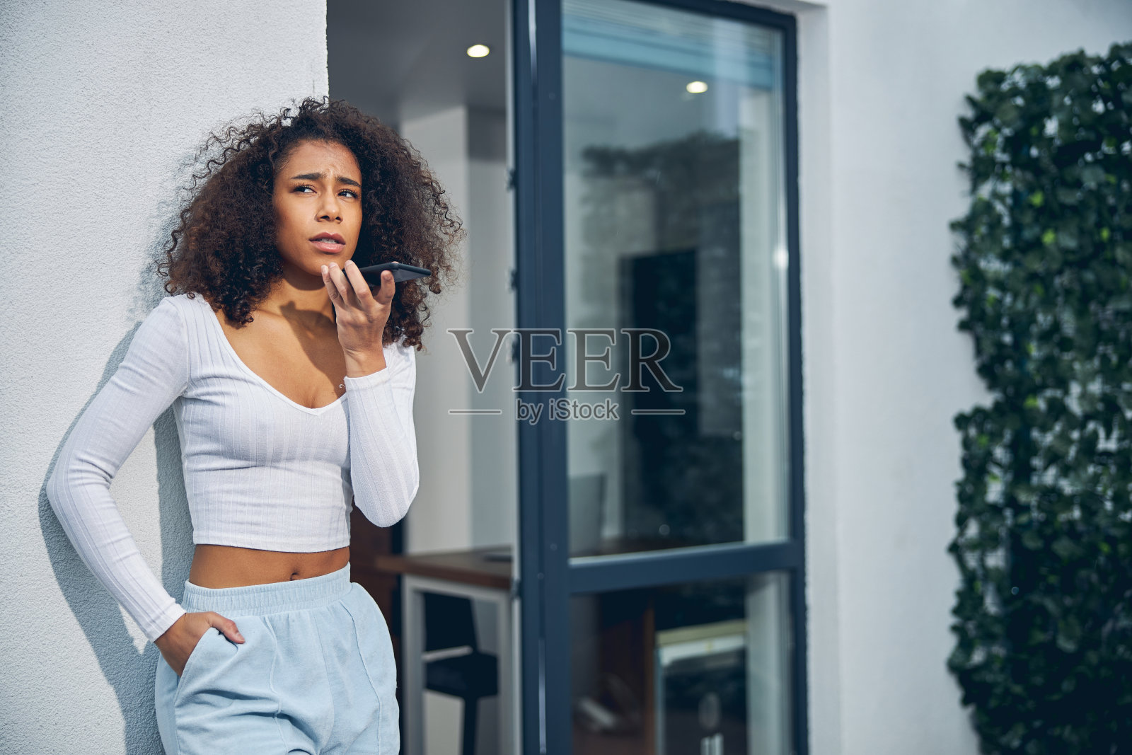 年轻漂亮的女士，穿着便服，在打电话照片摄影图片