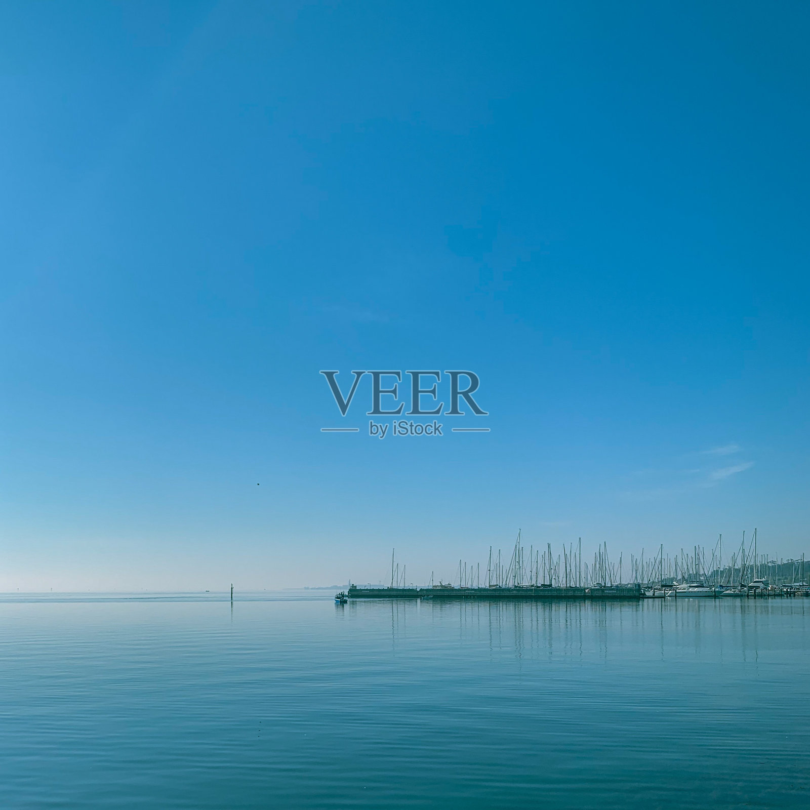 码头在地平线上照片摄影图片