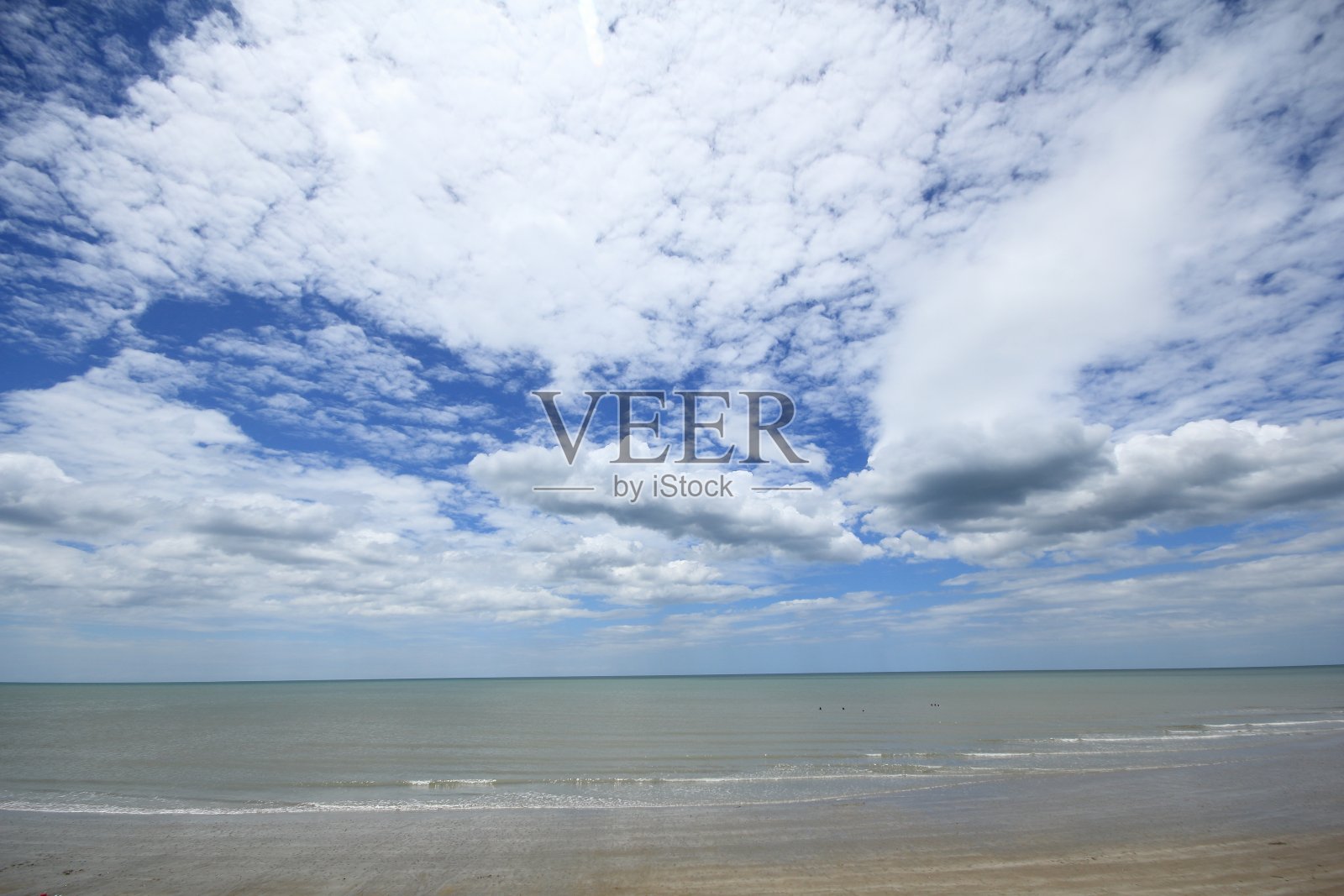 阴天，多云，快要下雨了。泰国碧碧府的沙滩。照片摄影图片