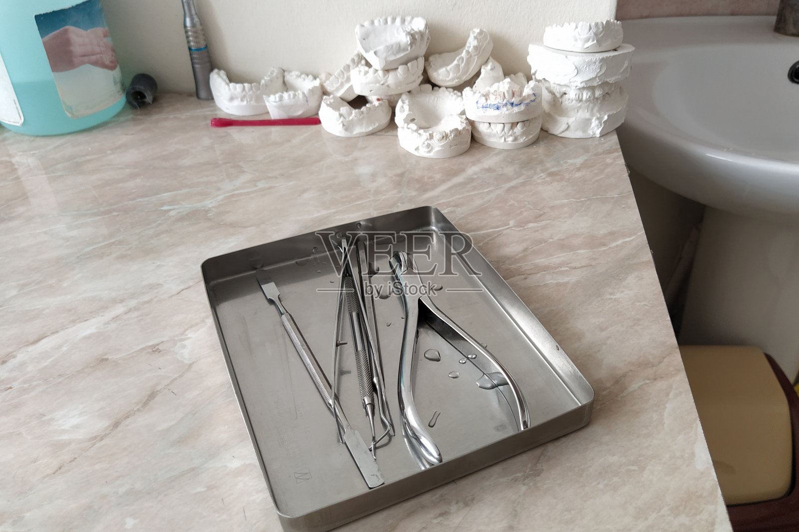 牙科工具。金属牙医工具照片摄影图片