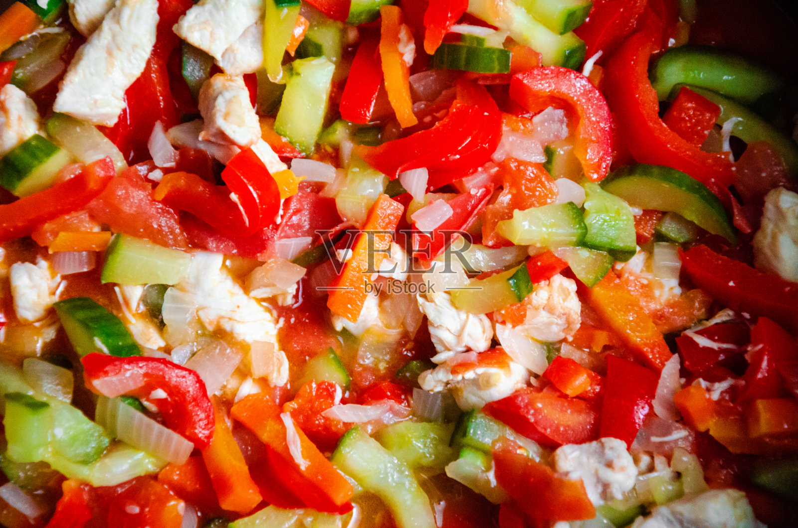 美味的新鲜蔬菜红甜椒洋葱黄瓜西红柿西葫芦胡萝卜切碎和油炸撒莳萝特写俯视图照片摄影图片