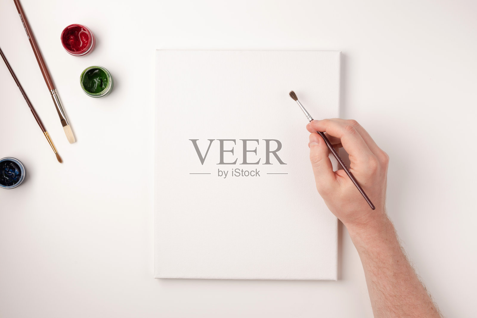 水粉，笔刷，白色画布上的白色背景。在白色帆布上手绘。副本的空间。前视图。平的。照片摄影图片