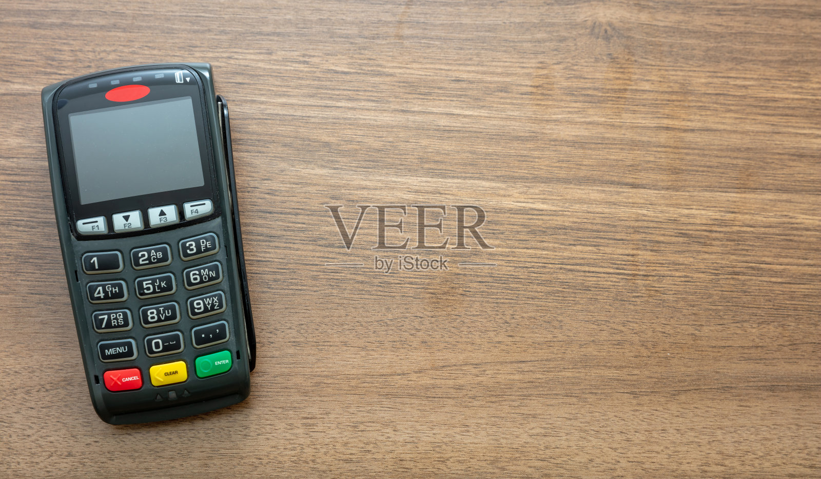 付款机，木质背景的POS终端。照片摄影图片