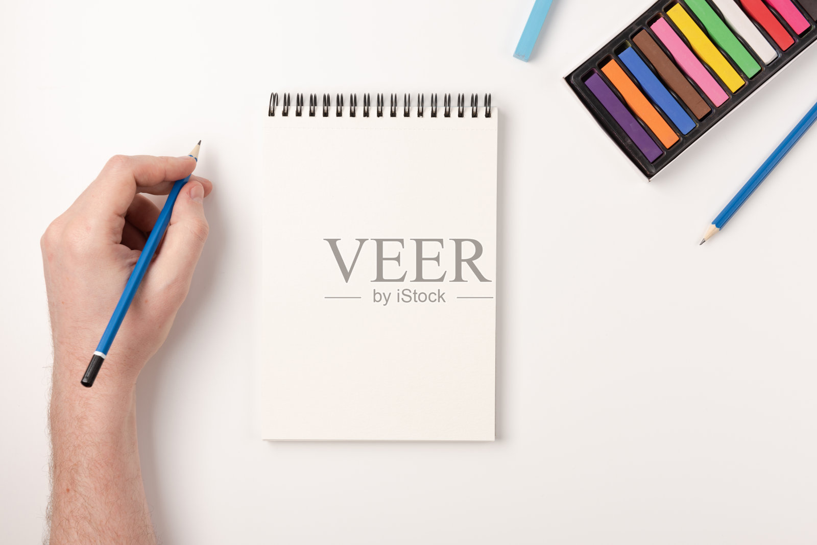 彩色蜡笔，白底素描本。彩色粉笔。在速写本上手绘。平铺，俯视图，拷贝空间。照片摄影图片