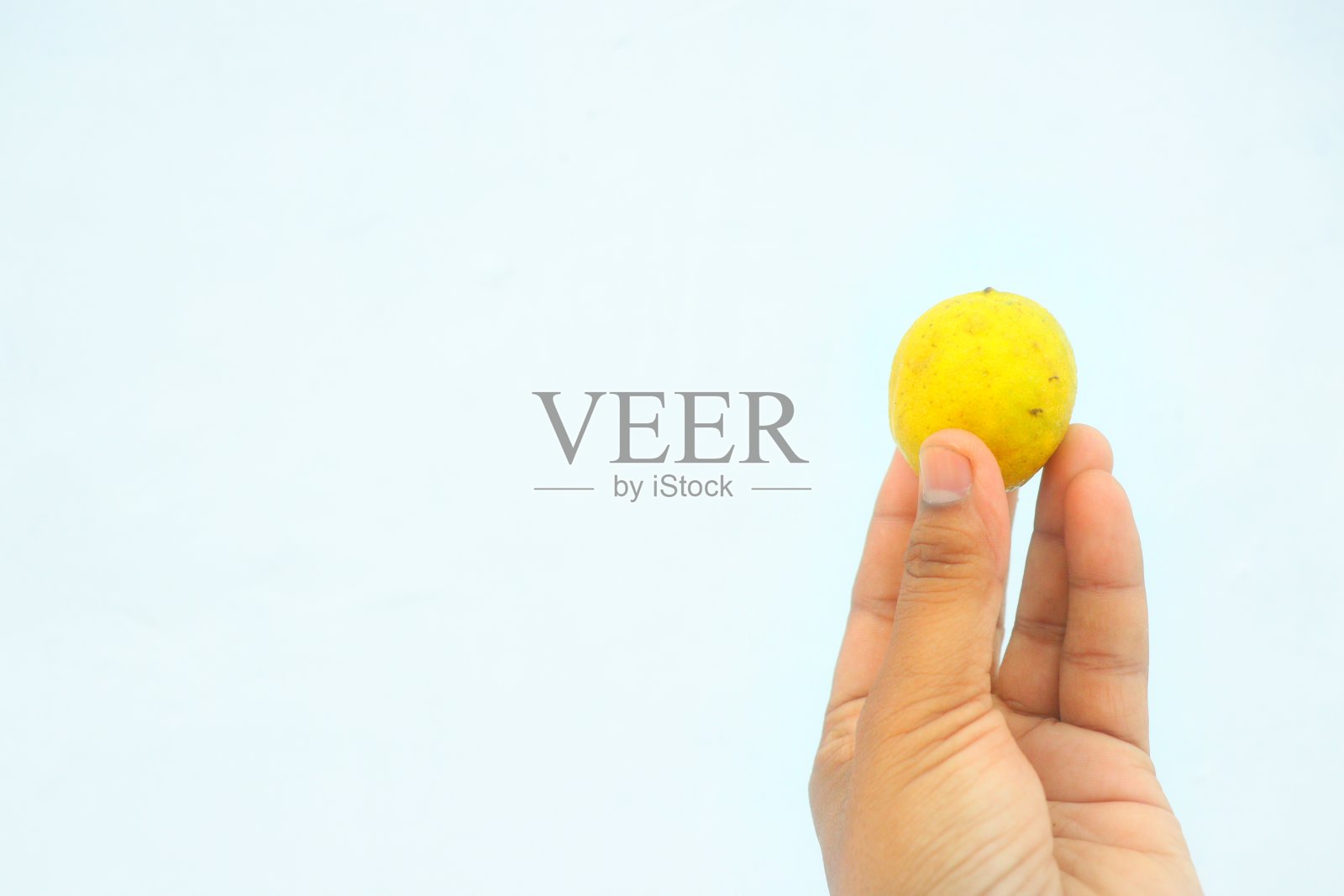 黄色小人握着人的手。照片摄影图片