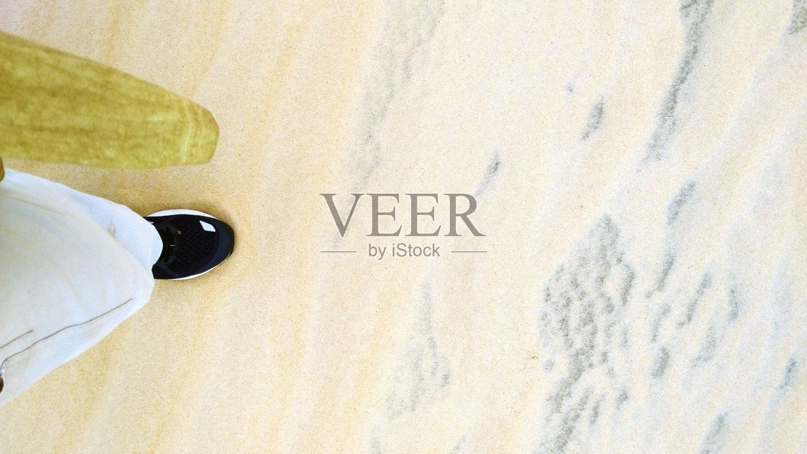 走在沙丘上照片摄影图片