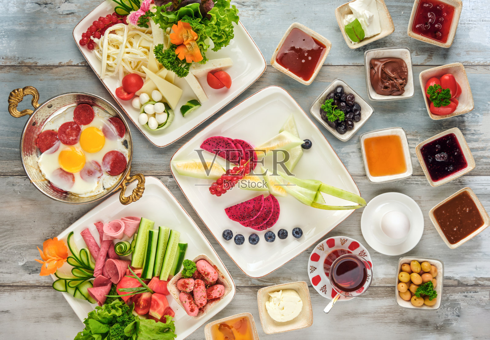 美味的传统土耳其早餐在木桌上照片摄影图片