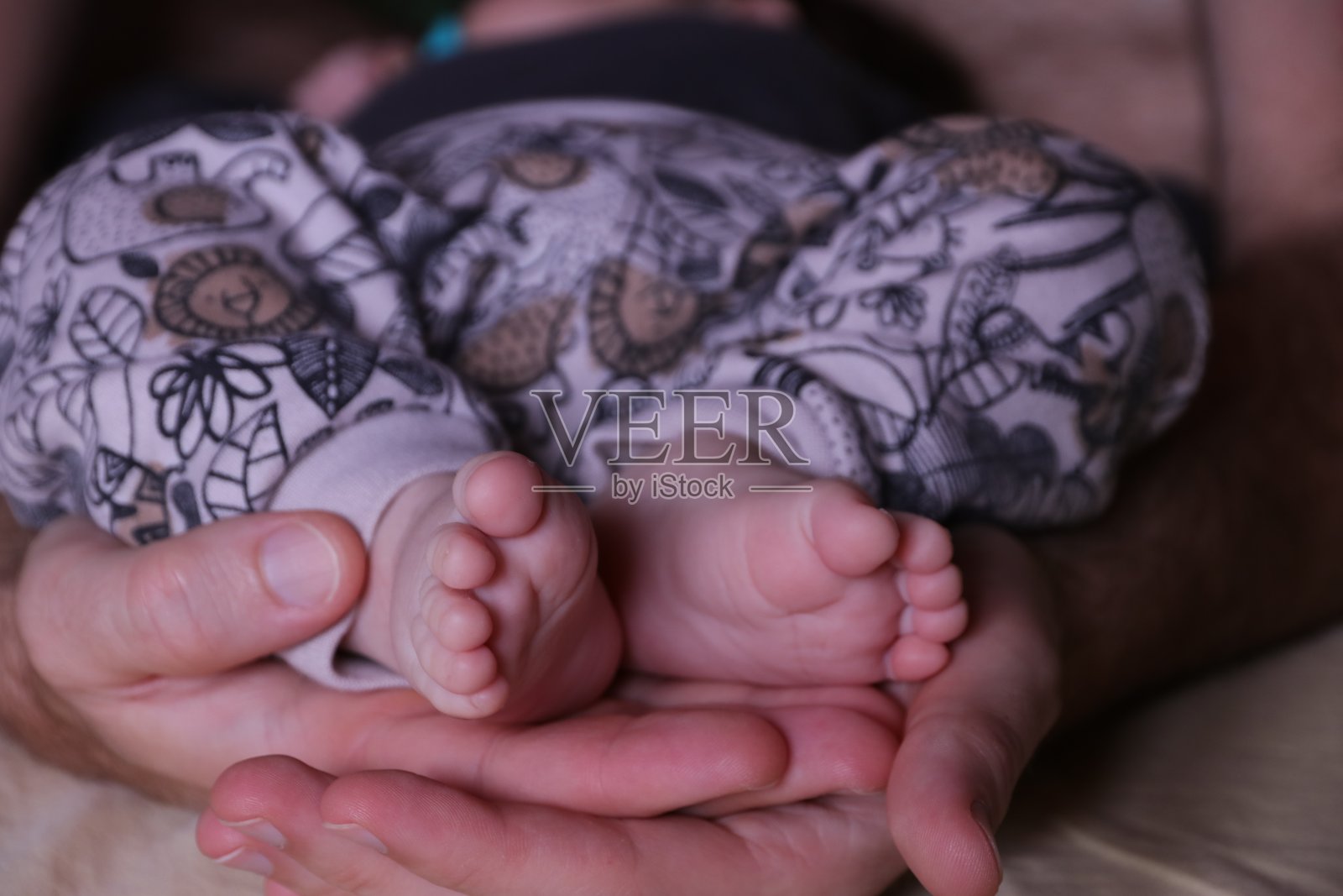 父亲和刚出生的儿子腿照片摄影图片