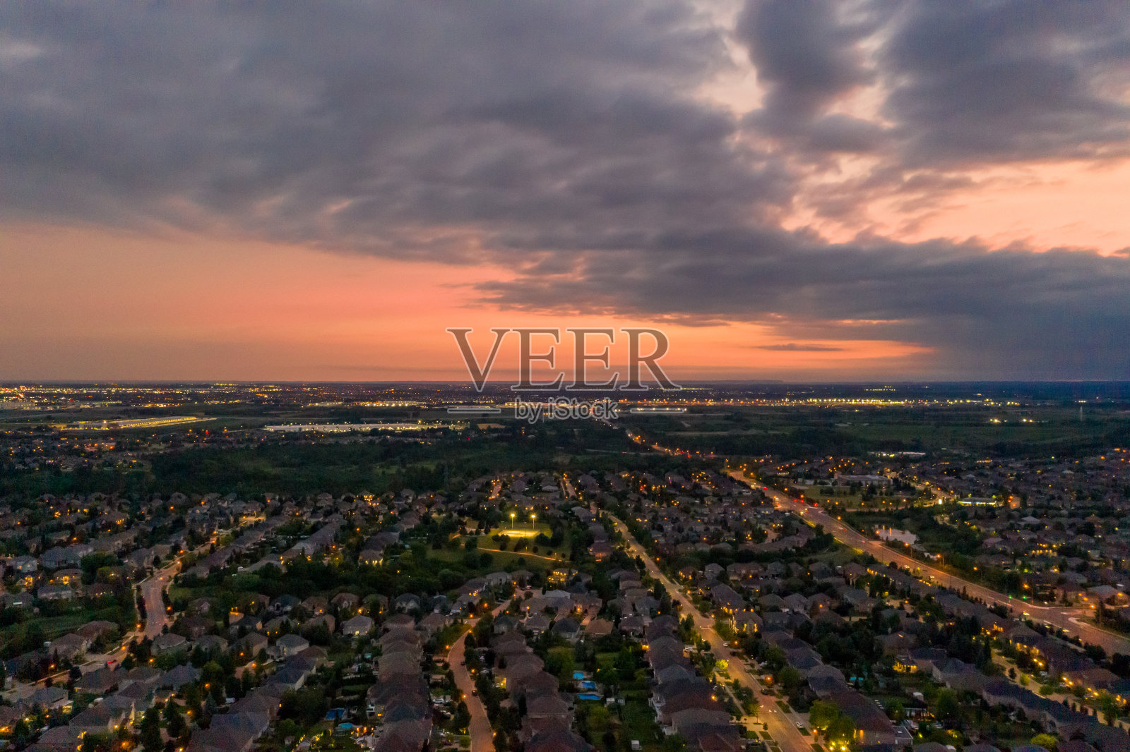 卢瑟福路和伊斯灵顿大街的鸟瞰图，位于Woodbridge的独立复式住宅在沃恩，安大略省，加拿大照片摄影图片