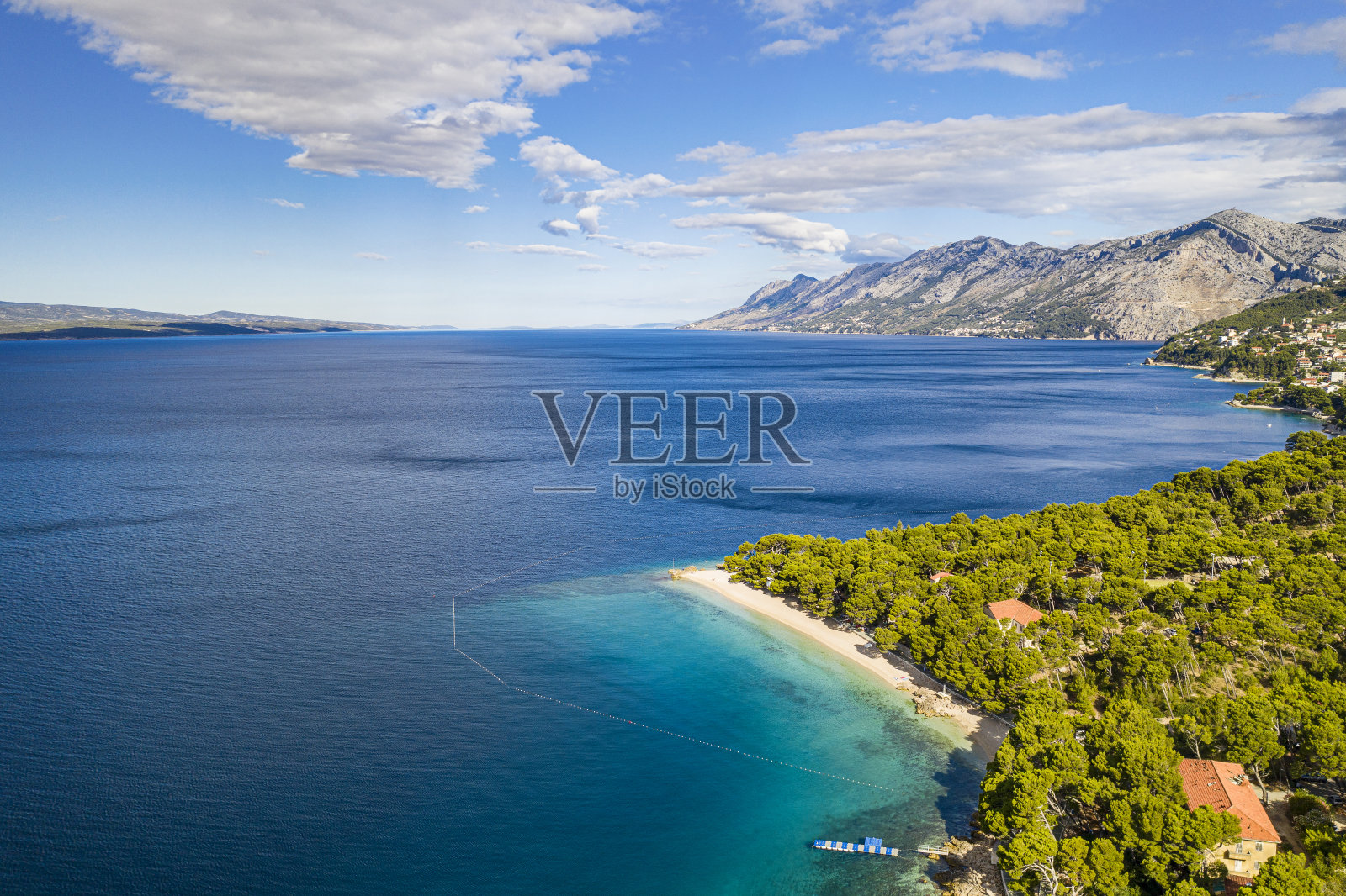 克罗地亚达尔马提亚的马卡斯卡里维埃拉海岸线和比奥科沃山脉照片摄影图片