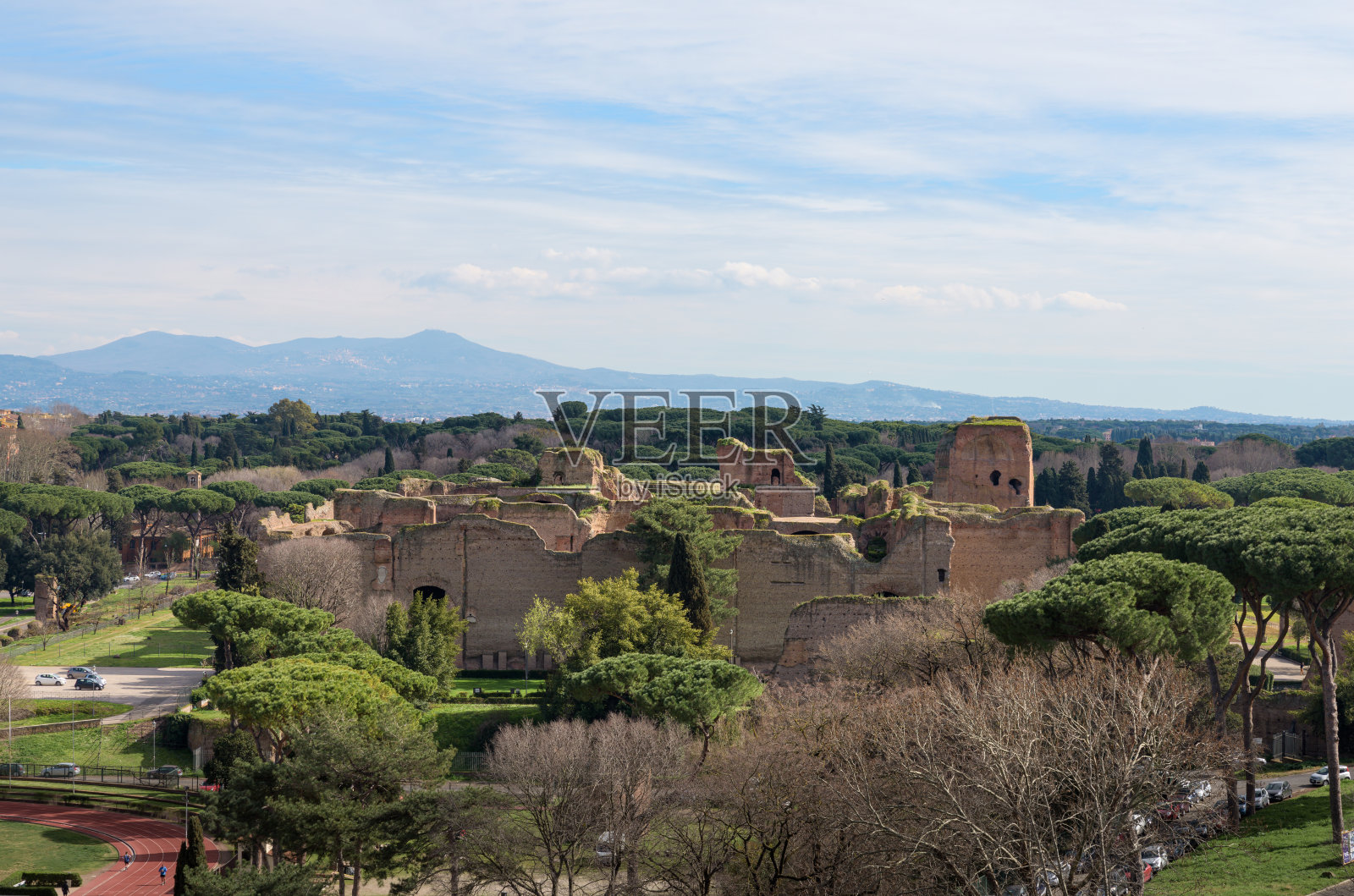 卡拉卡拉古罗马浴场遗址，位于意大利罗马马西莫Circo Massimo旁的一个热建筑群，从FAO建筑露台上俯瞰照片摄影图片