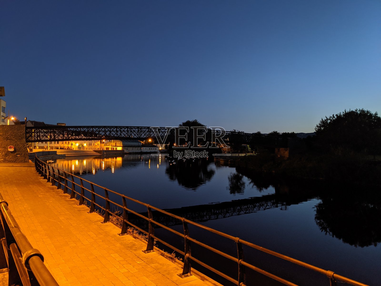 桥在晚上照片摄影图片
