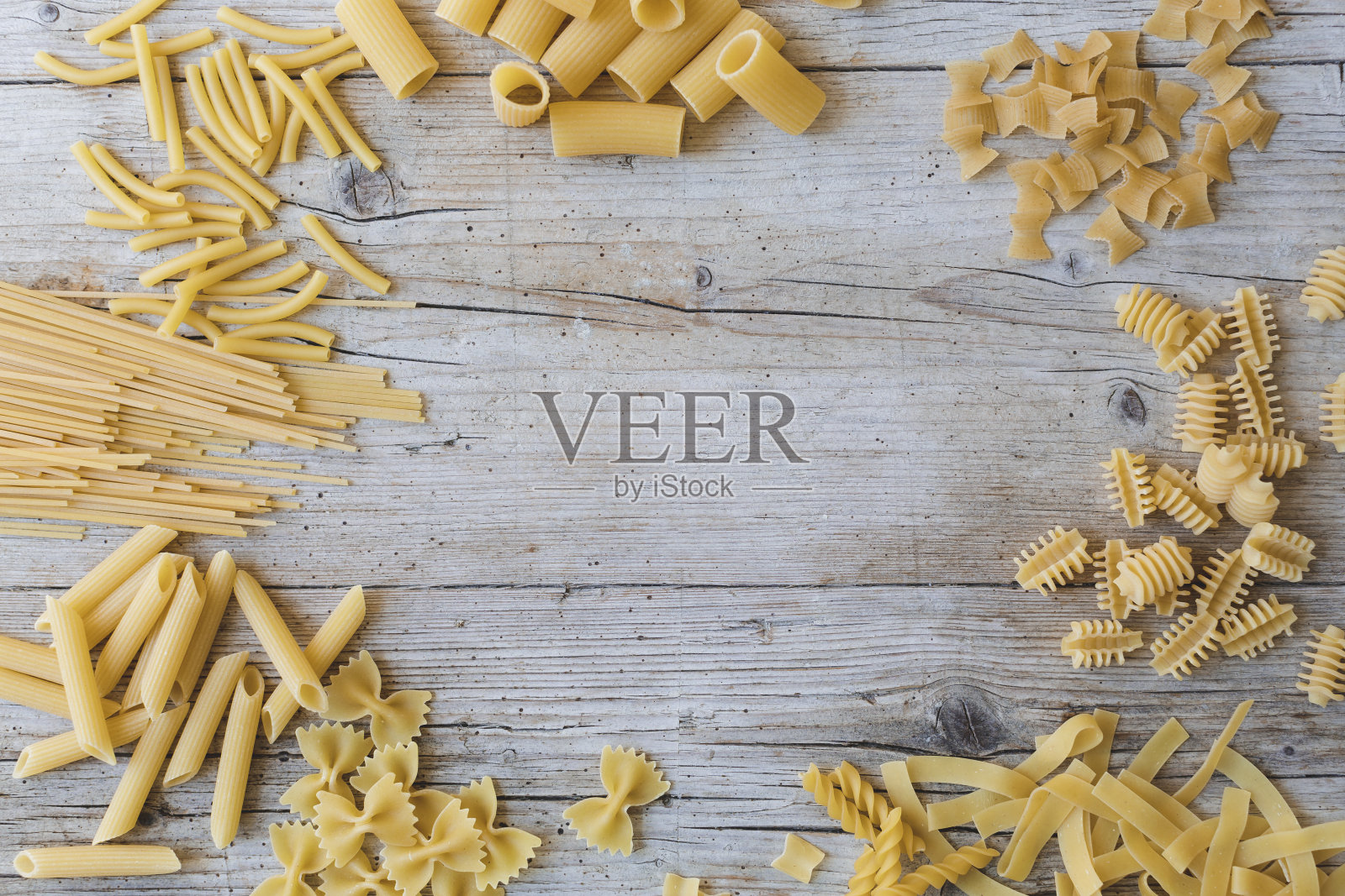 不同种类的蛋面和面食在木制的背景上照片摄影图片