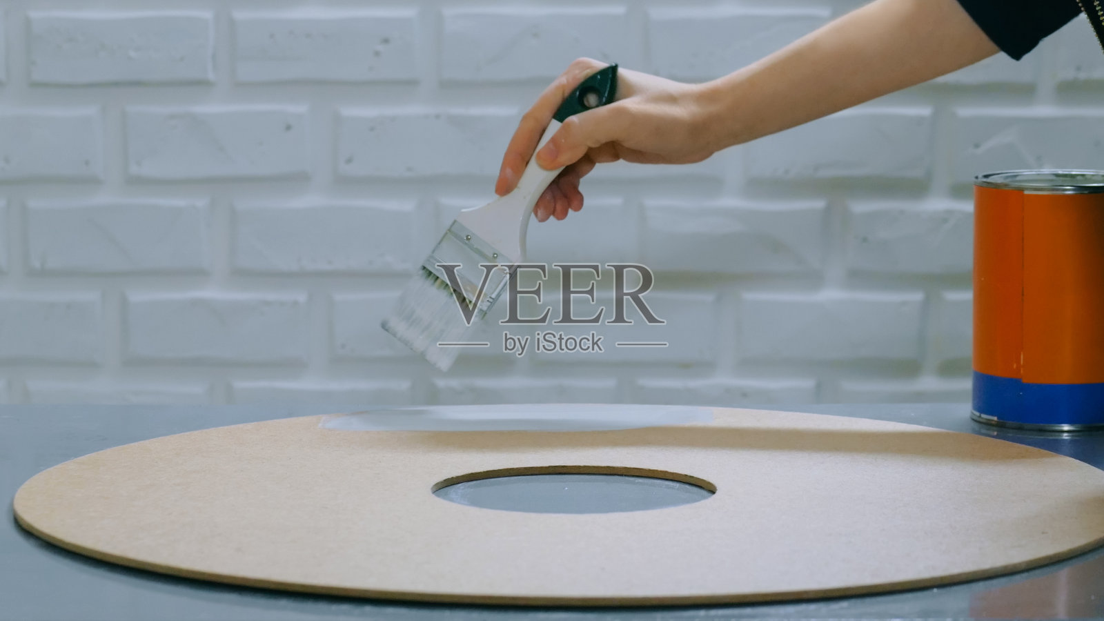 职业女性装饰师，画木圈装饰设计师照片摄影图片