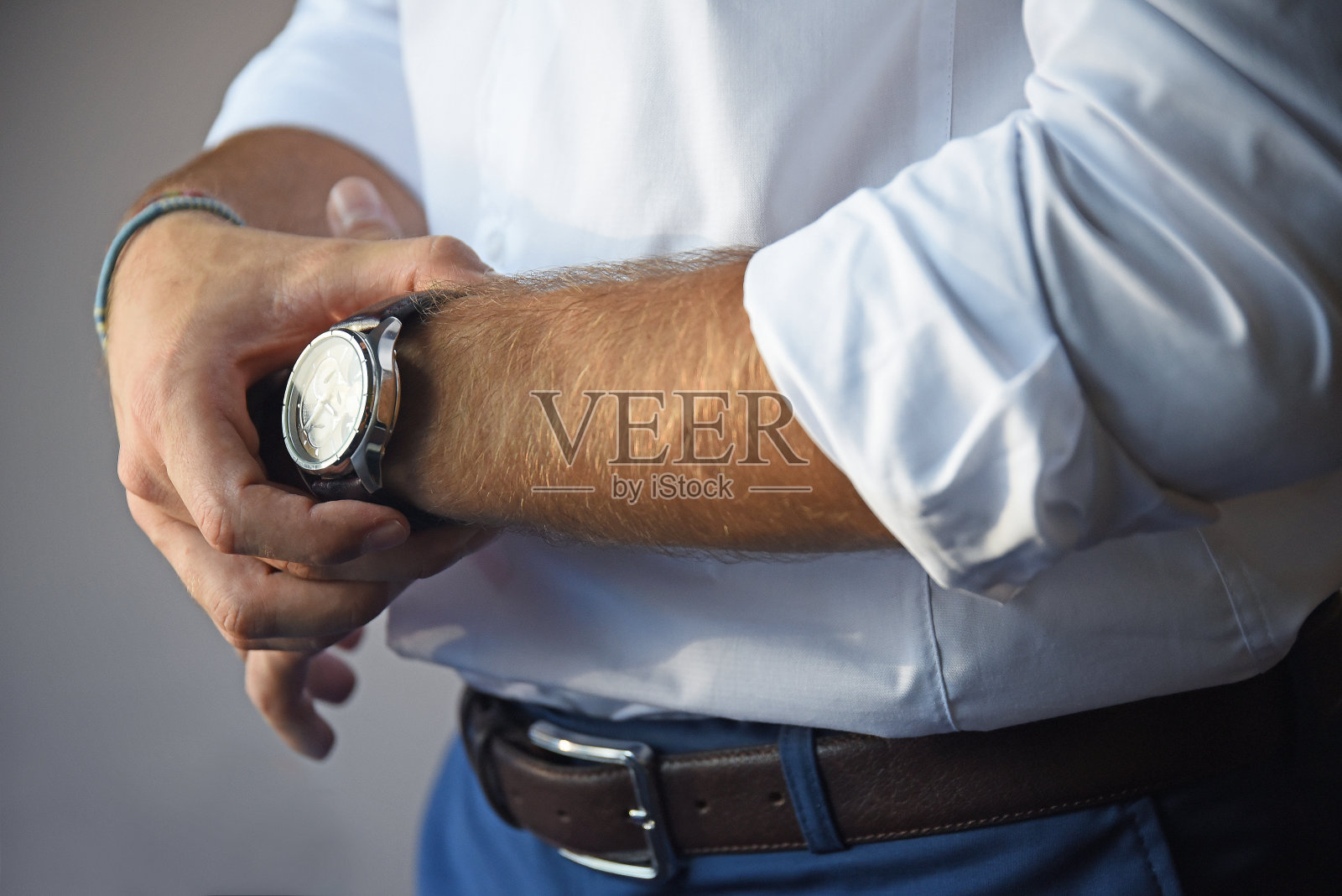 绅士们在为庆祝做准备照片摄影图片