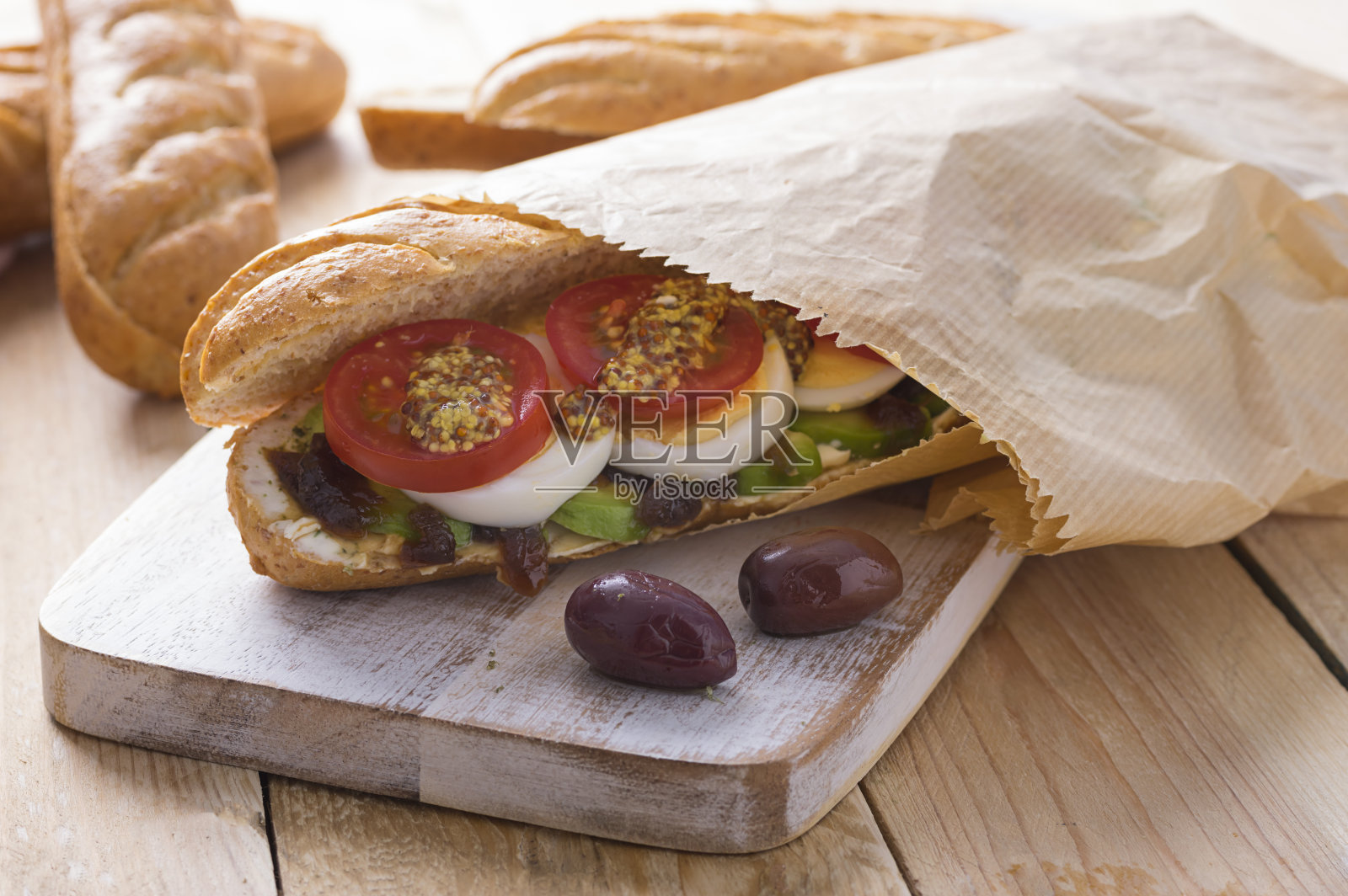 新鲜的潜艇三明治与各种馅在木制的背景照片摄影图片