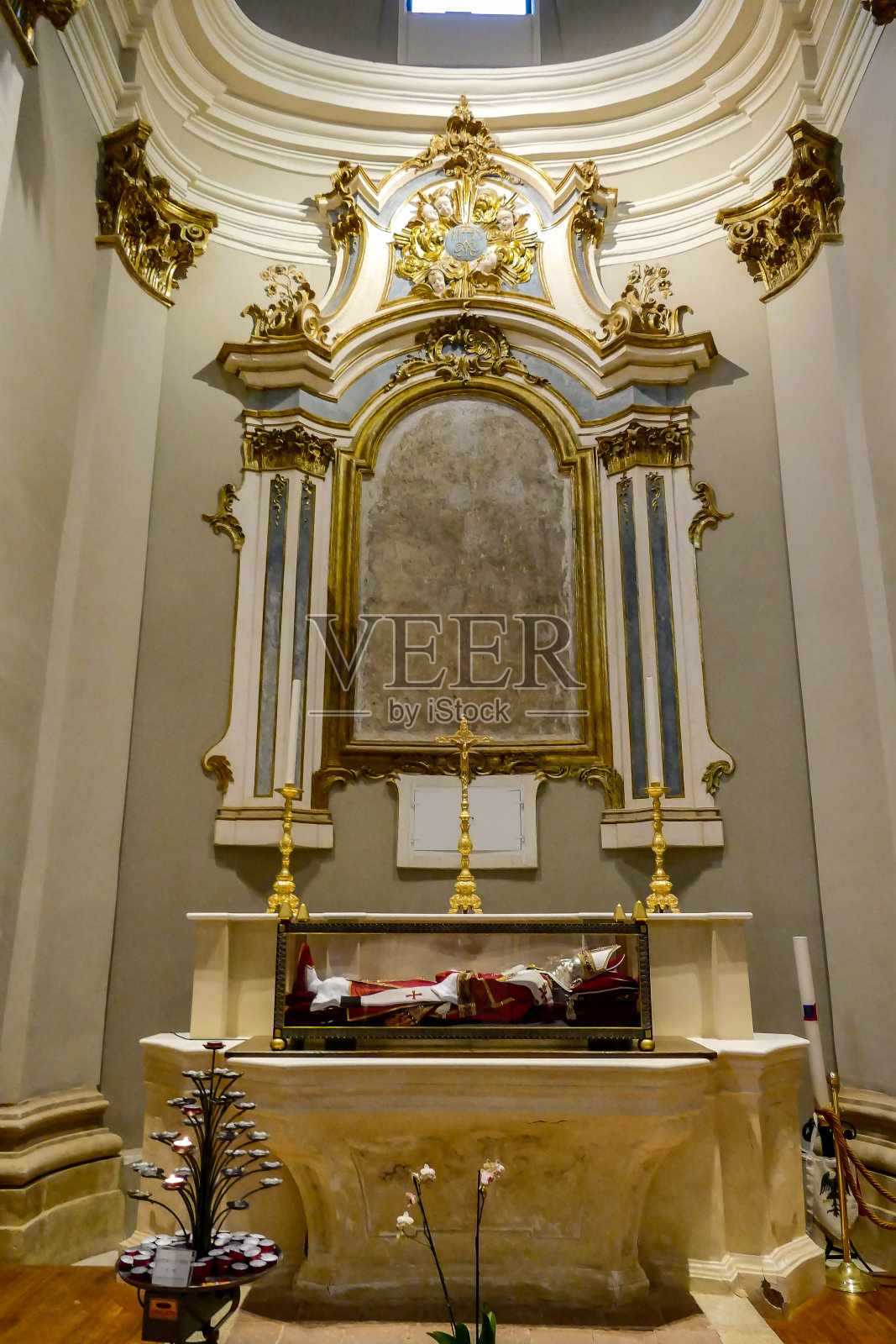 意大利拉奎拉阿布鲁佐省中世纪城镇的教堂内部景观照片摄影图片