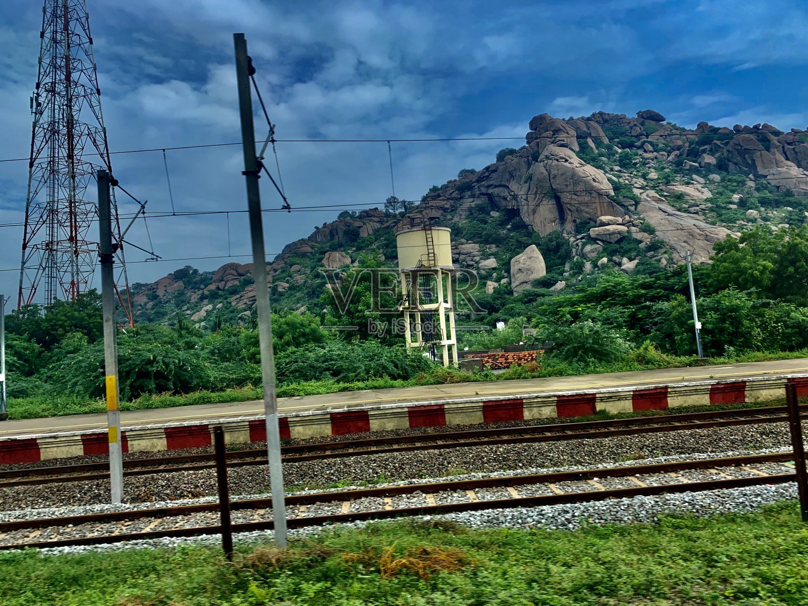 Tyakal的岩石山和铁路贯穿其中照片摄影图片