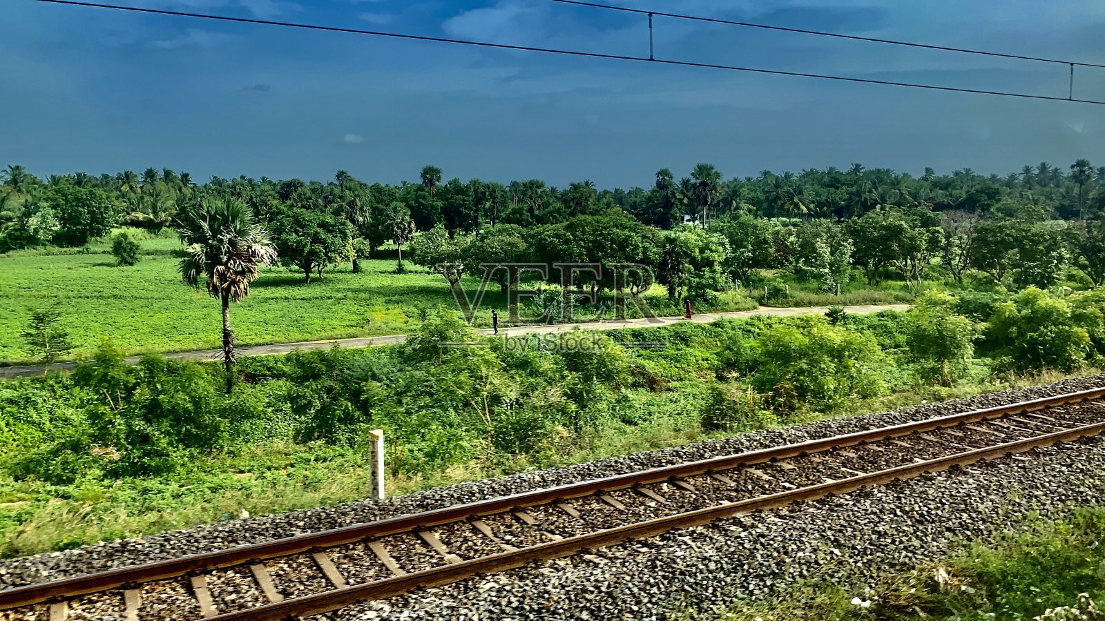 铁路穿过村庄照片摄影图片