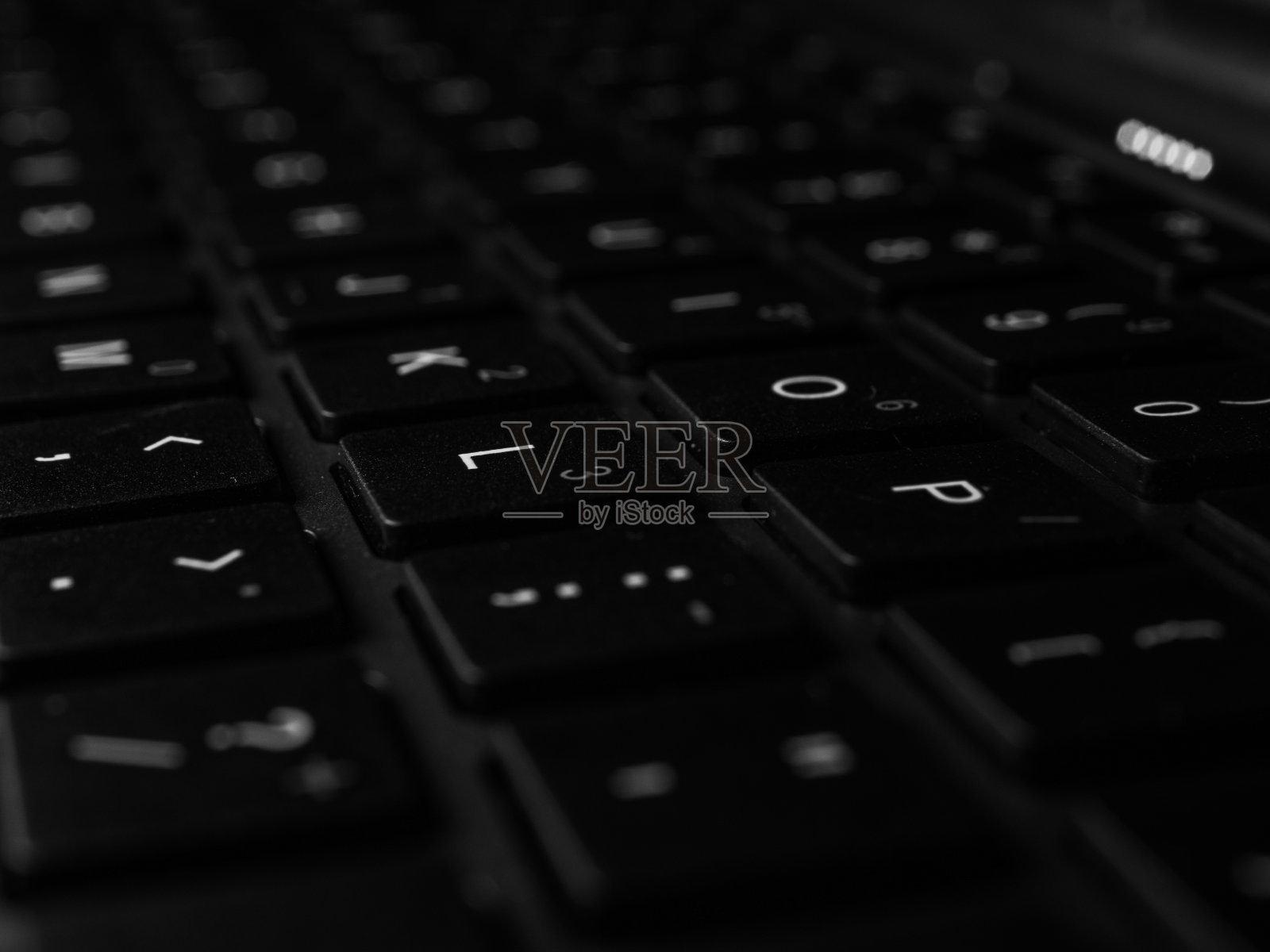 键盘白色，灰色，黑色笔记本电脑。笔记本电脑键盘。照片摄影图片