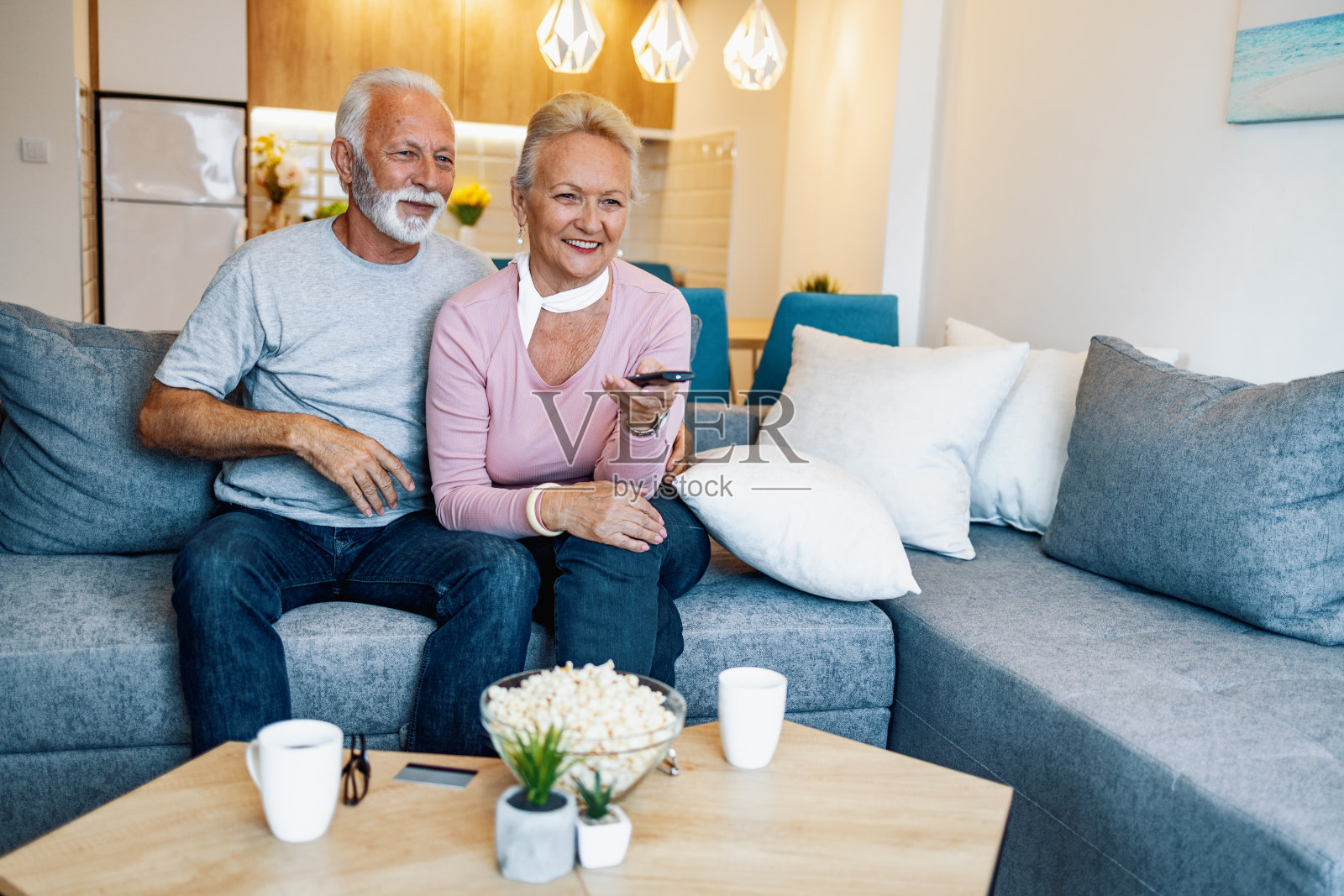 快乐的老夫妻准备在家看电影照片摄影图片