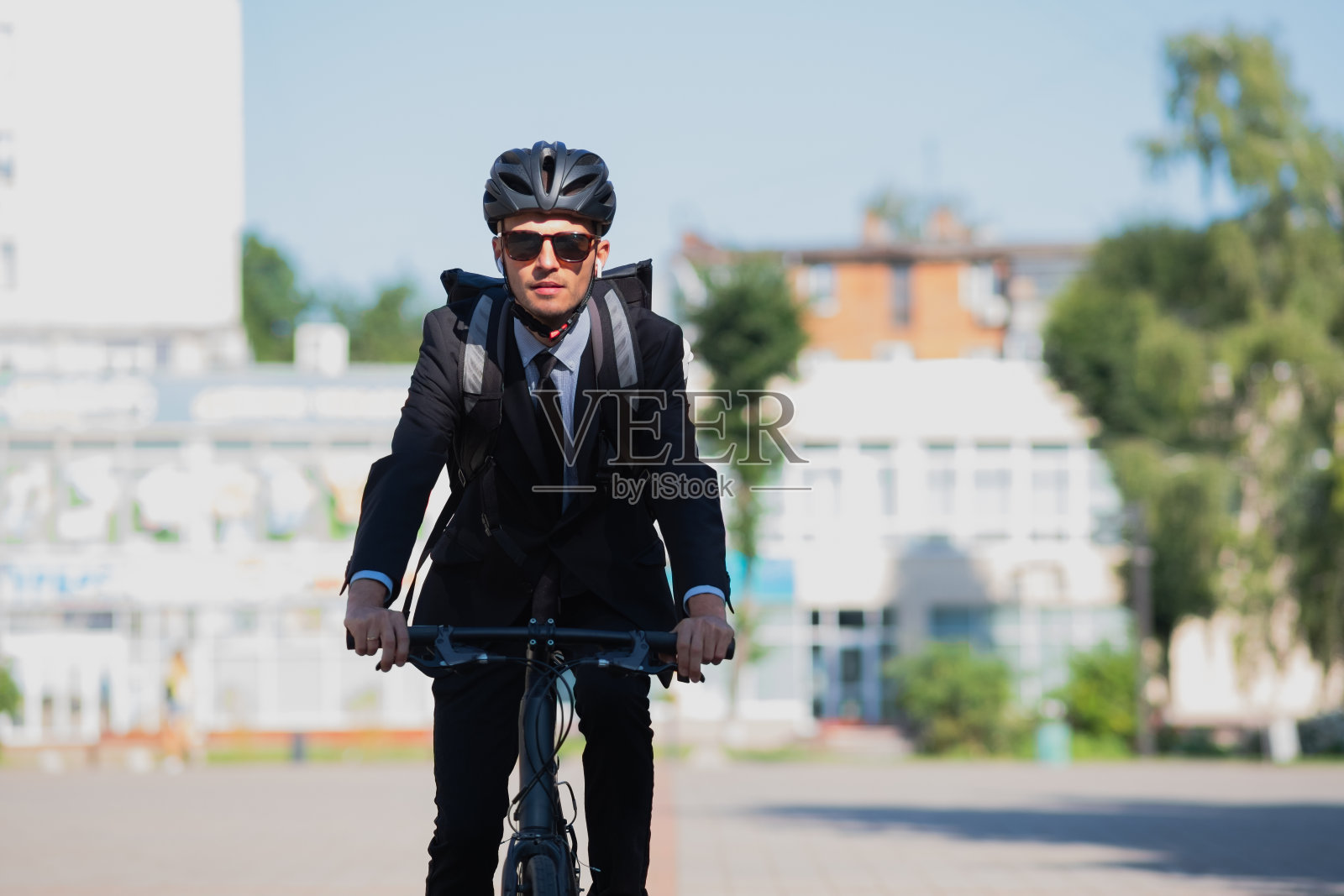 肖像的男性通勤骑自行车。照片摄影图片